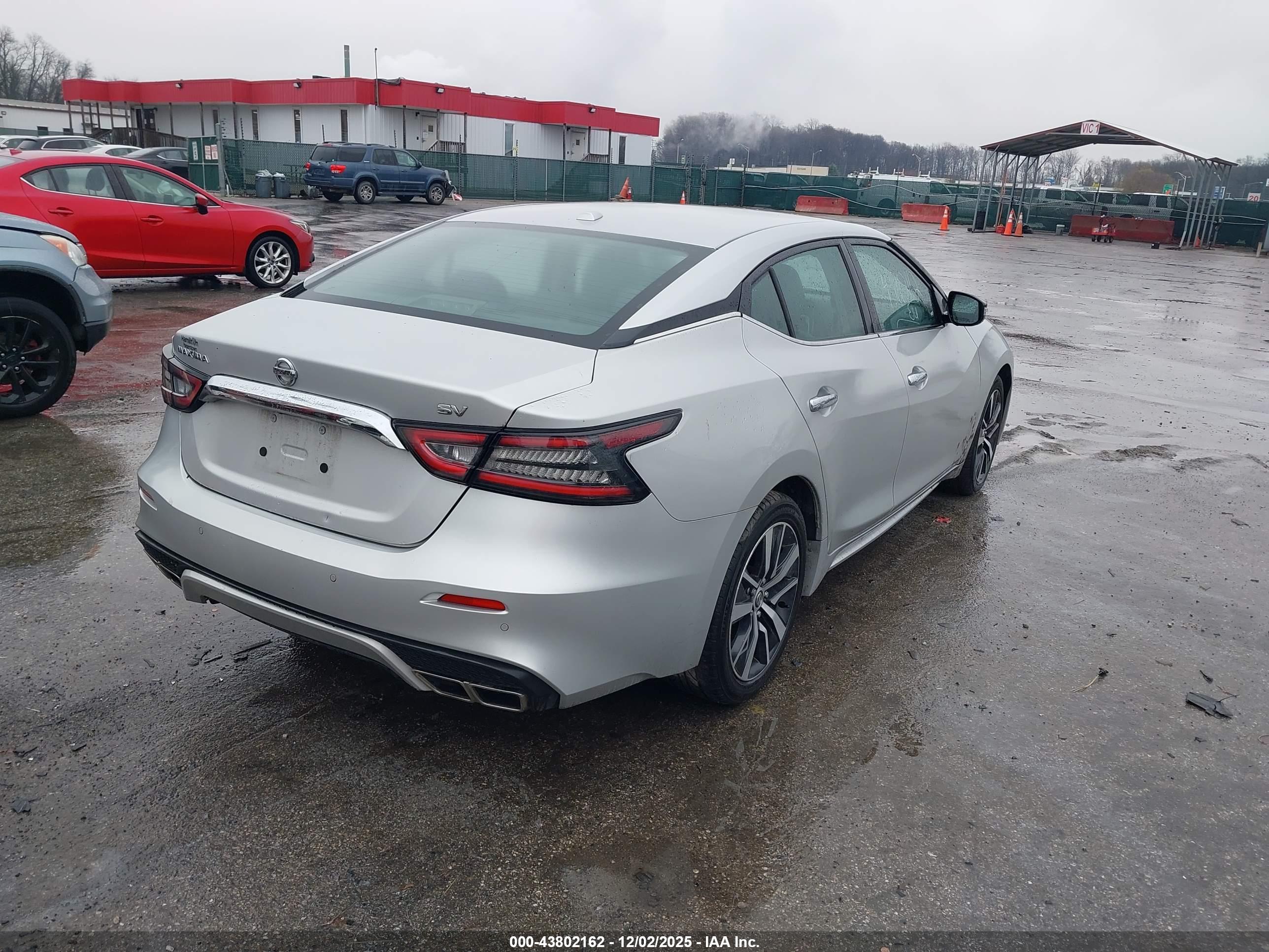 NISSAN MAXIMA image 4