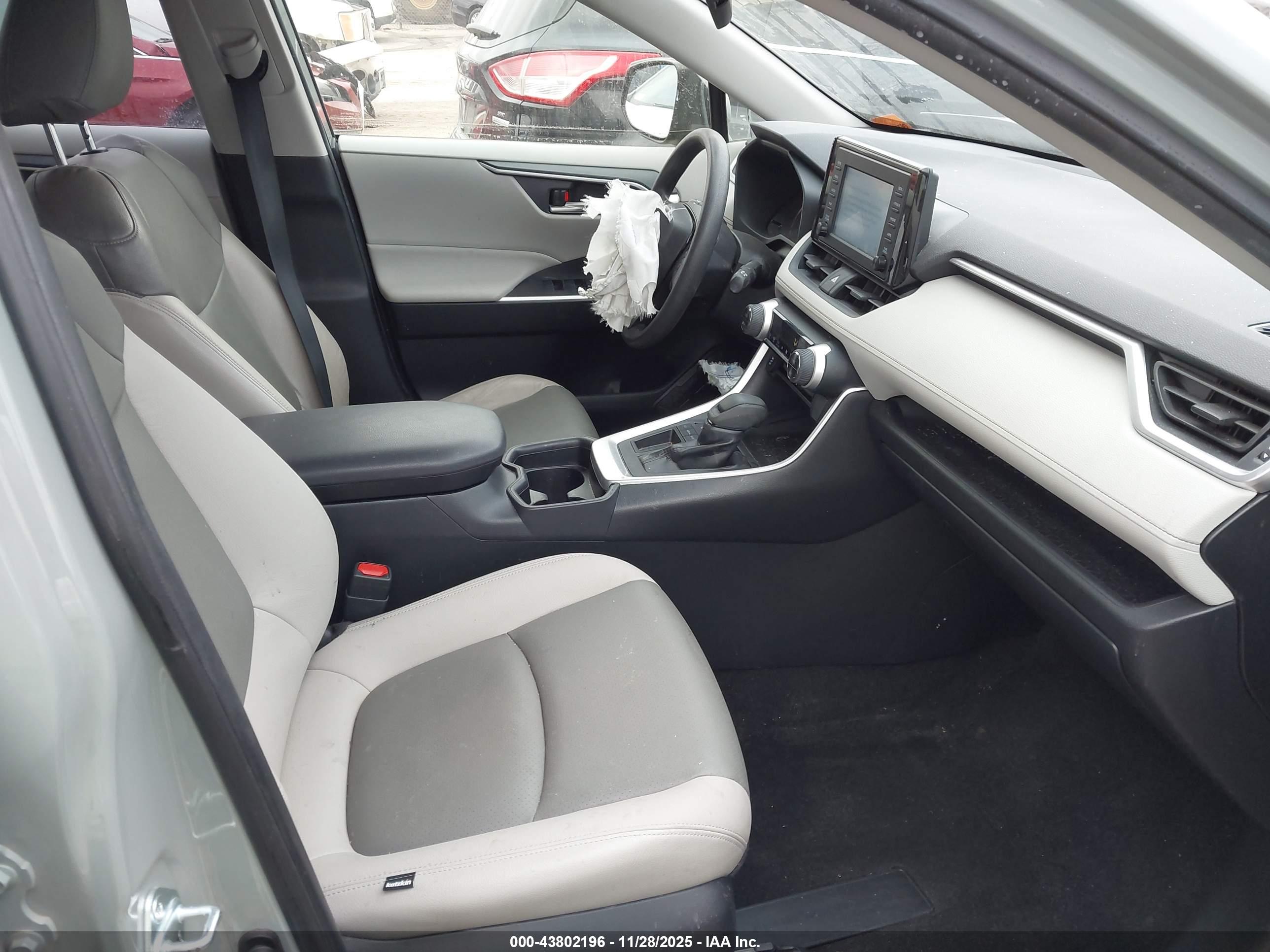 TOYOTA RAV4 image 5