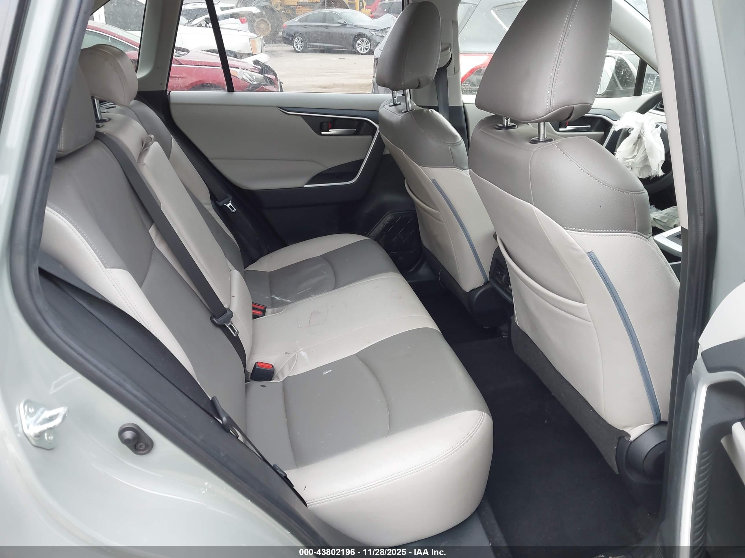 TOYOTA RAV4 image 8