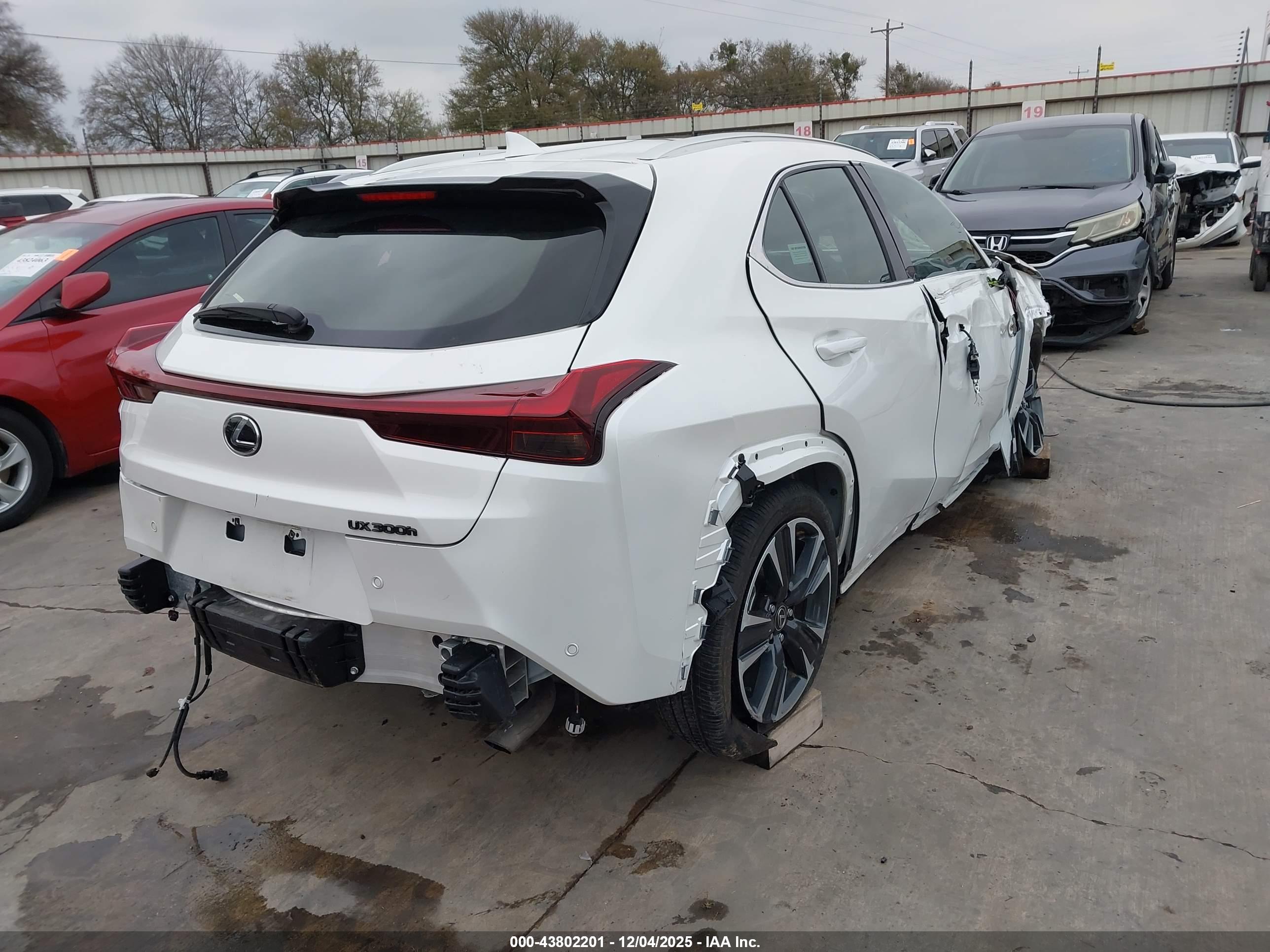 LEXUS UX image 4