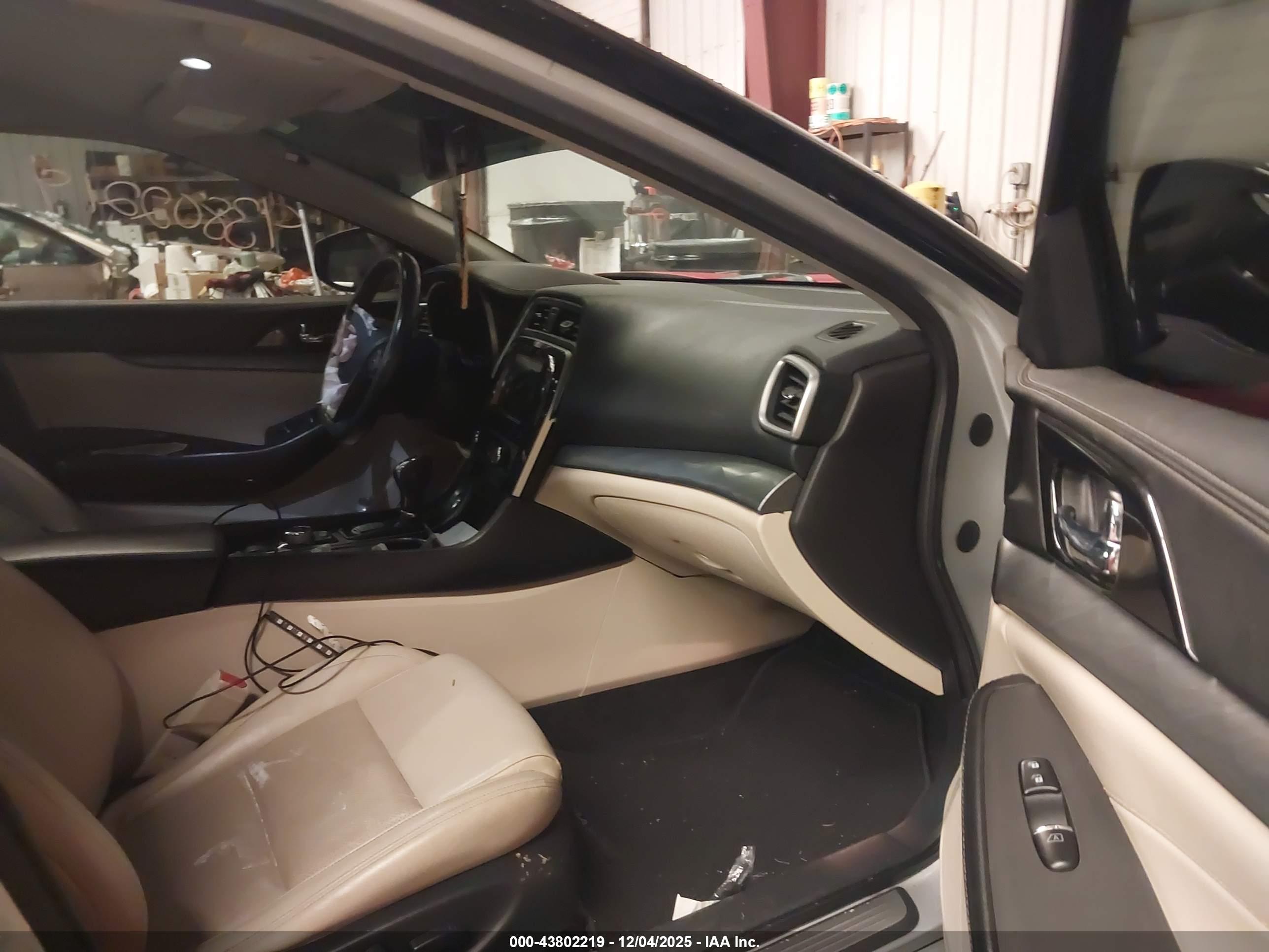 NISSAN MAXIMA image 5