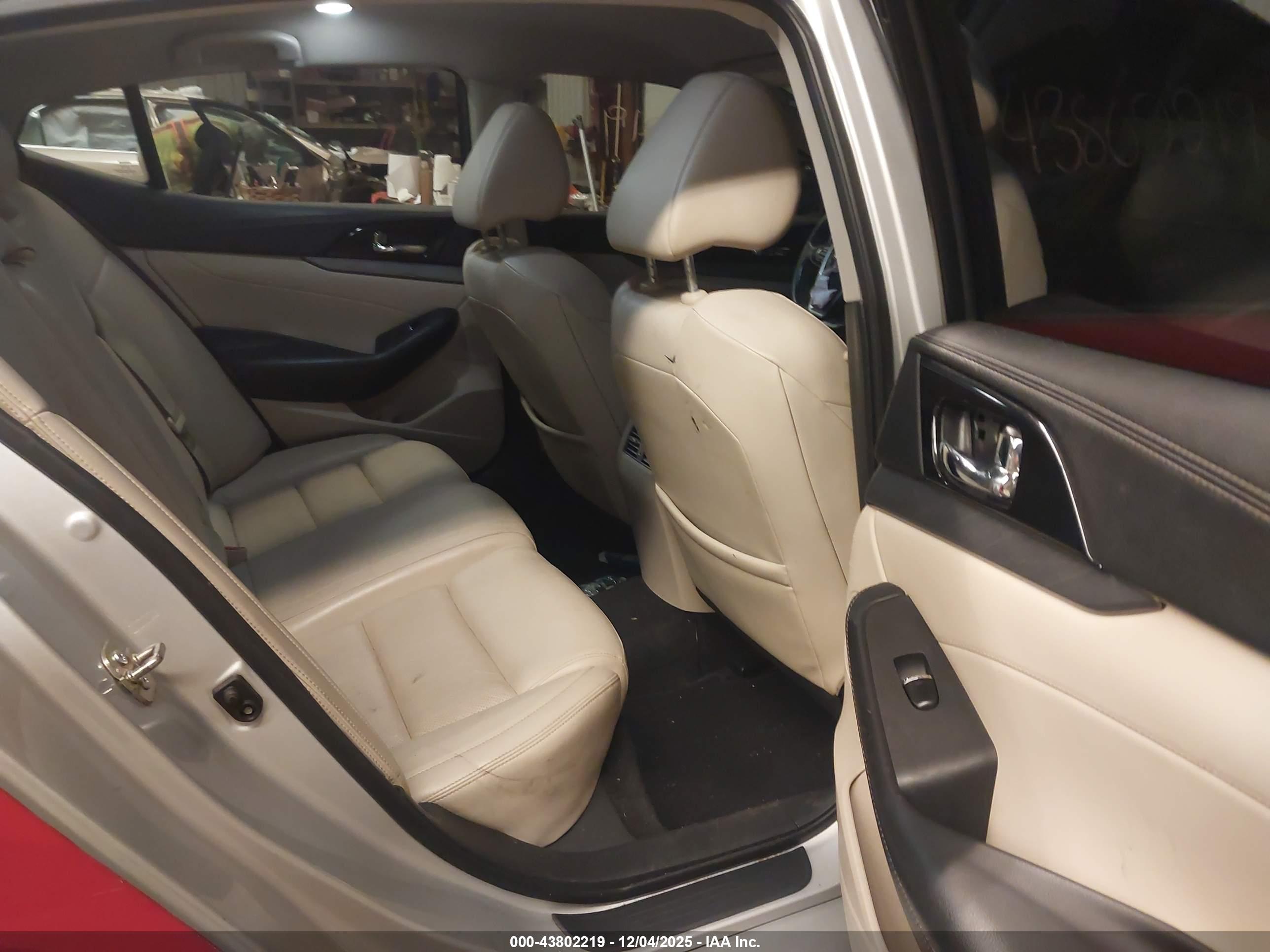 NISSAN MAXIMA image 8