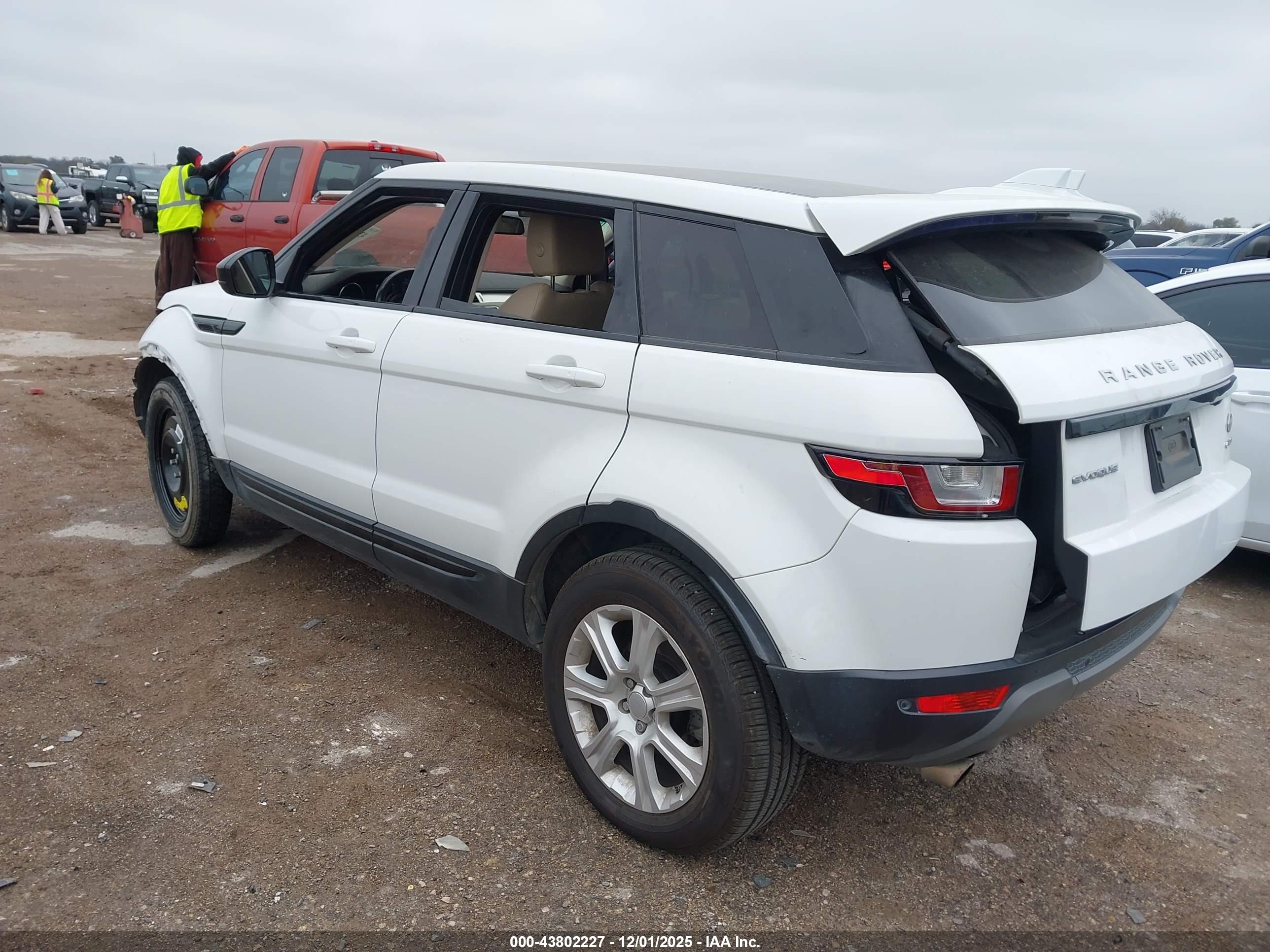 LAND ROVER image 3