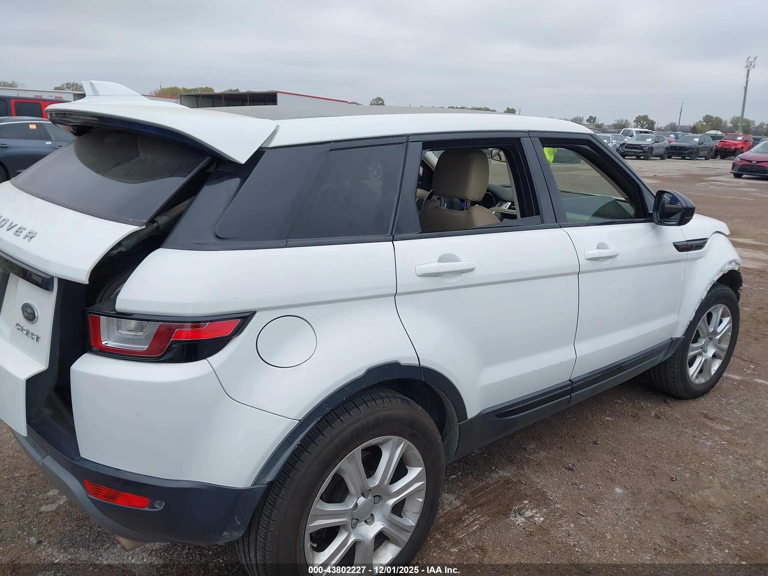 LAND ROVER image 4