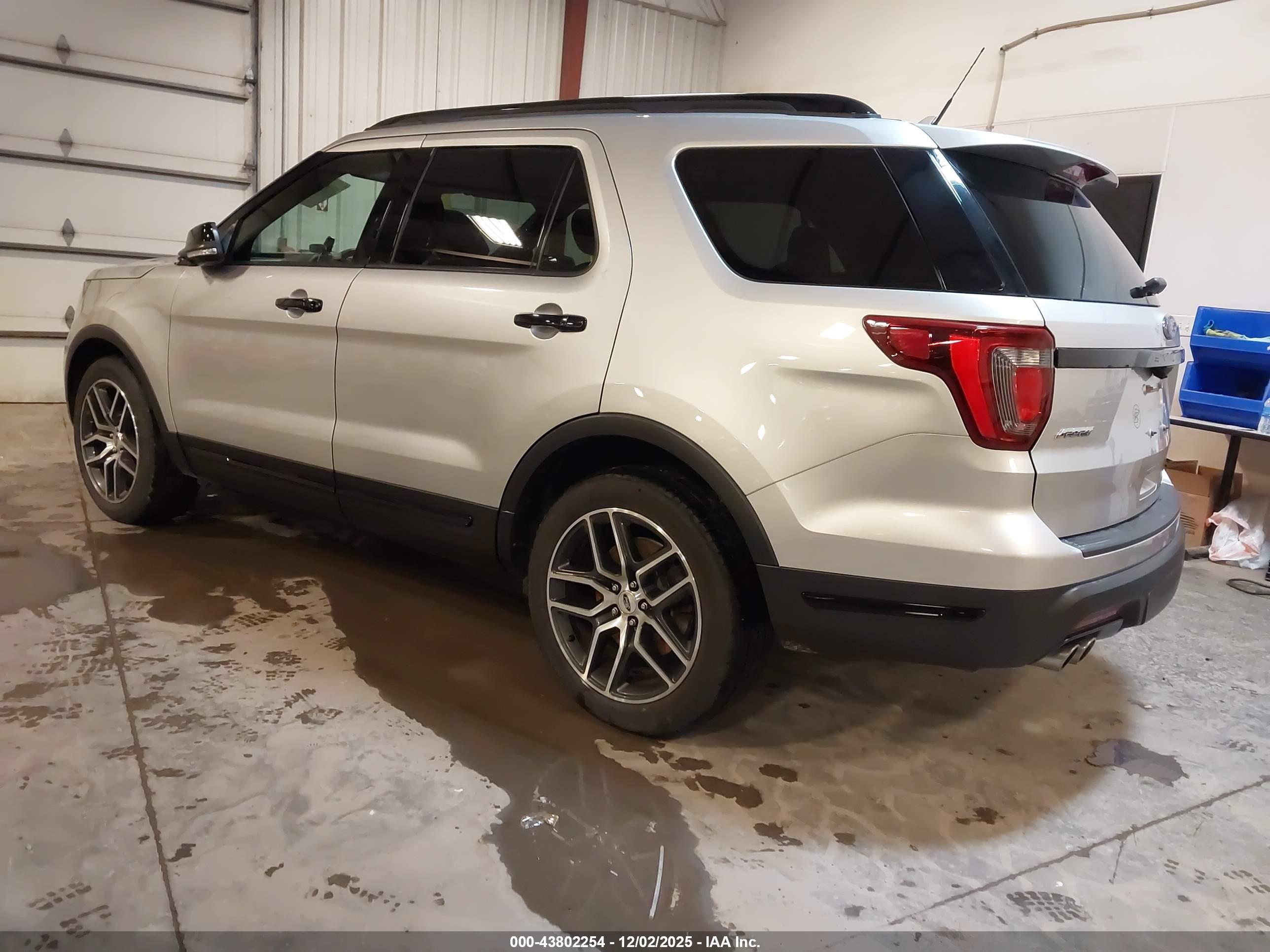 FORD EXPLORER image 3