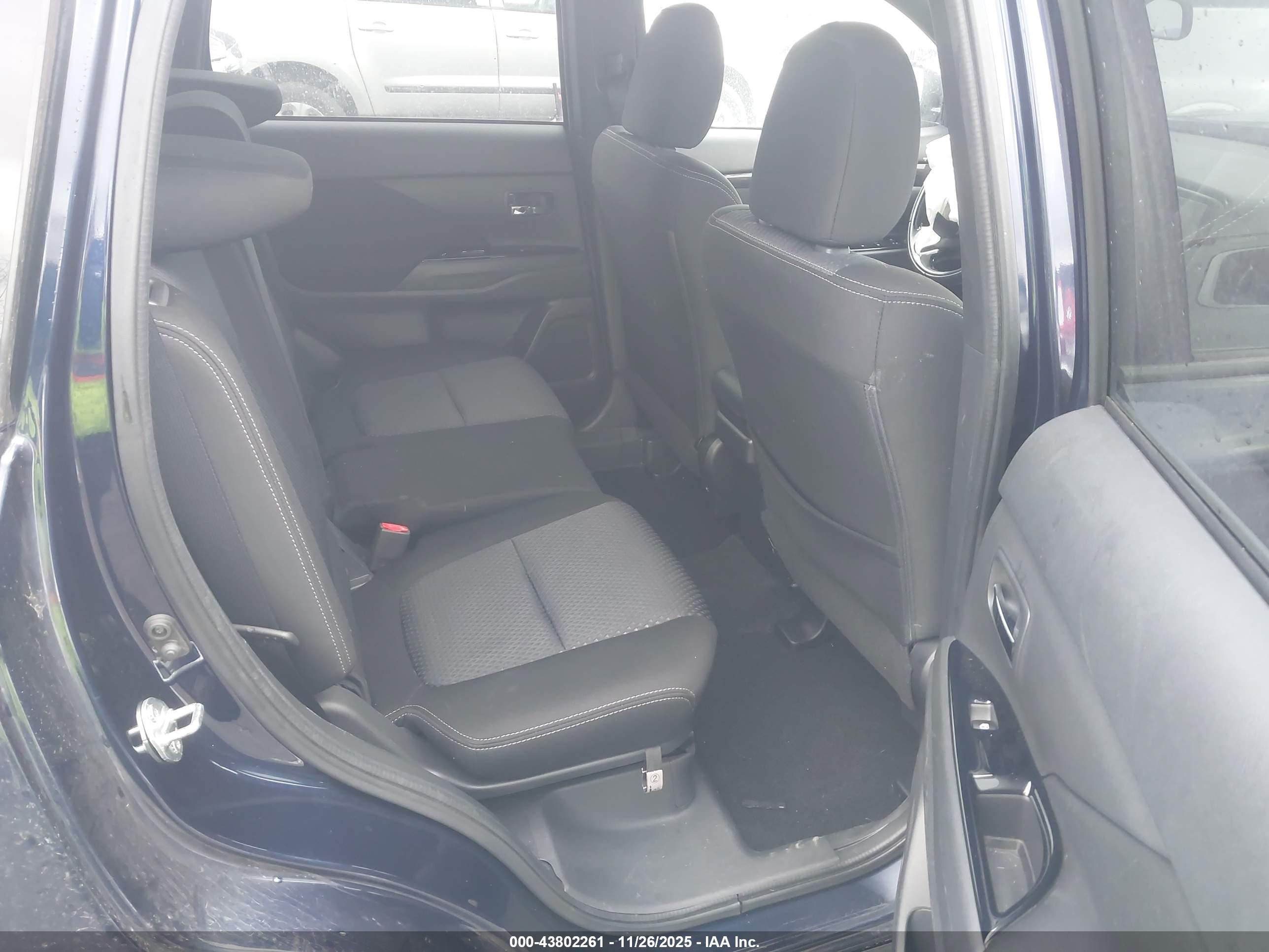 MITSUBISHI OUTLANDER image 8