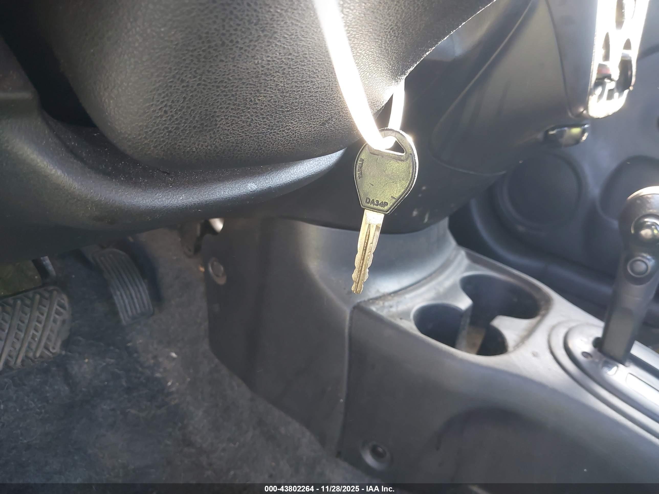 NISSAN VERSA image 11