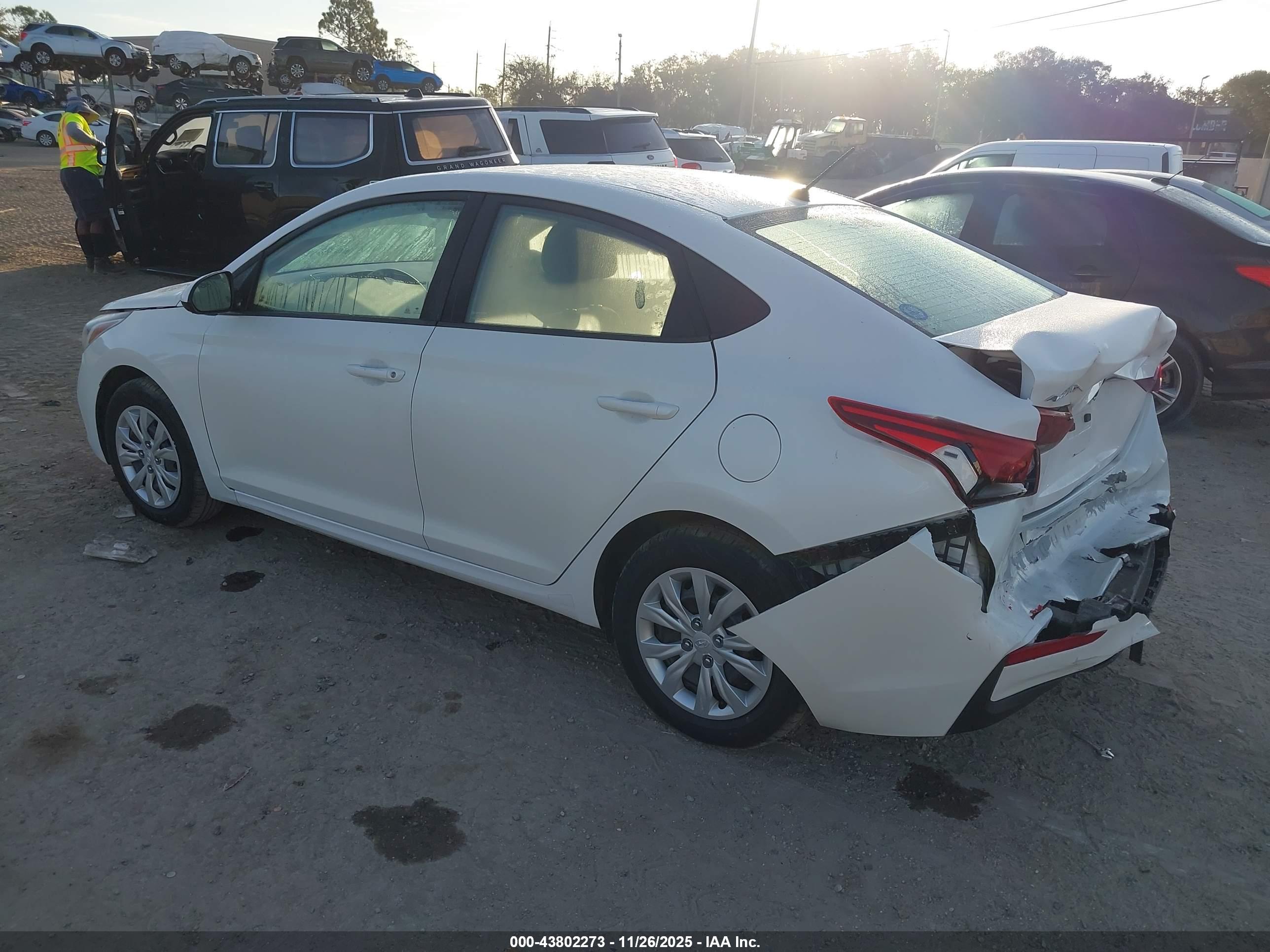 HYUNDAI ACCENT image 3