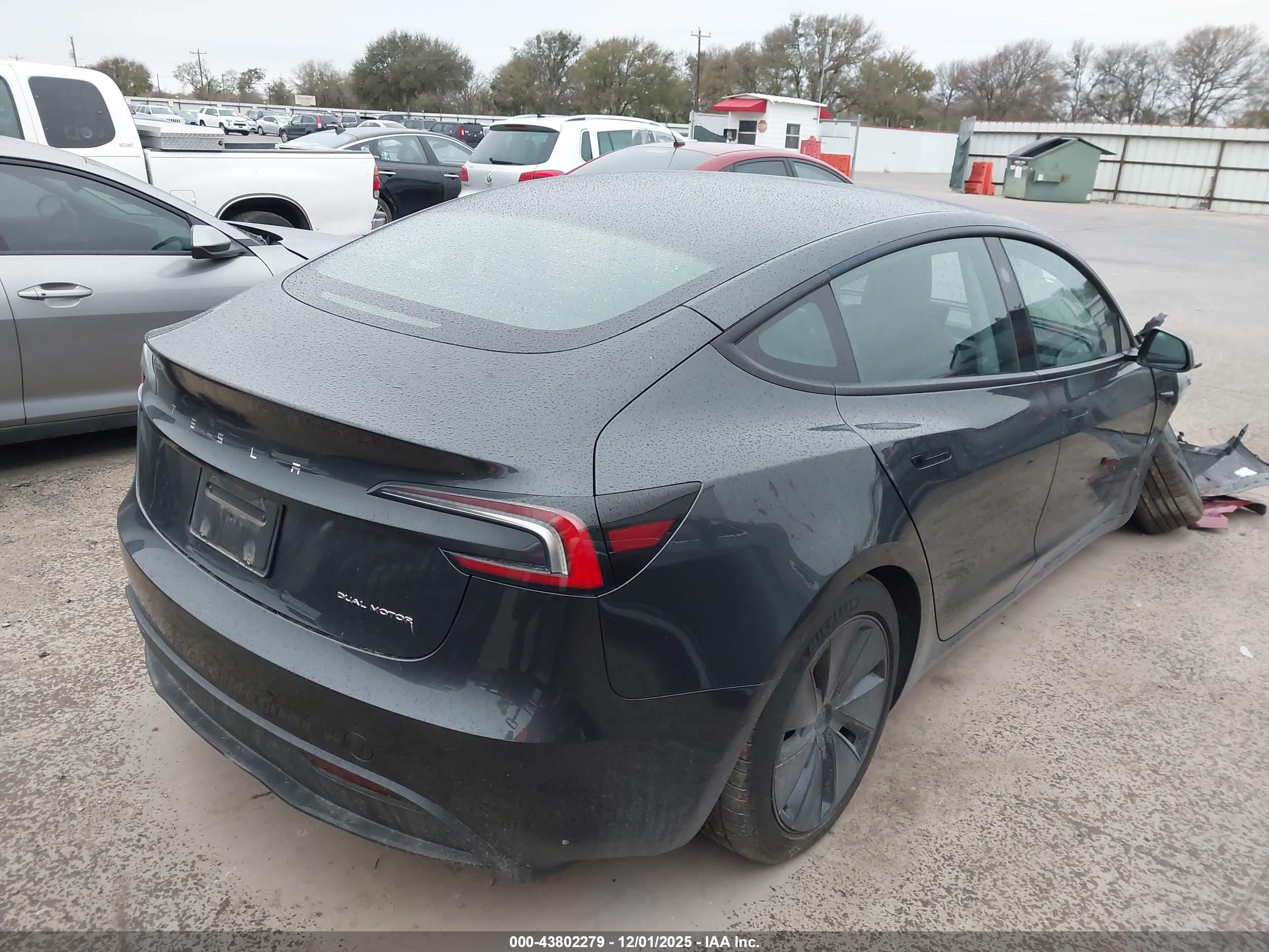 TESLA MODEL image 4