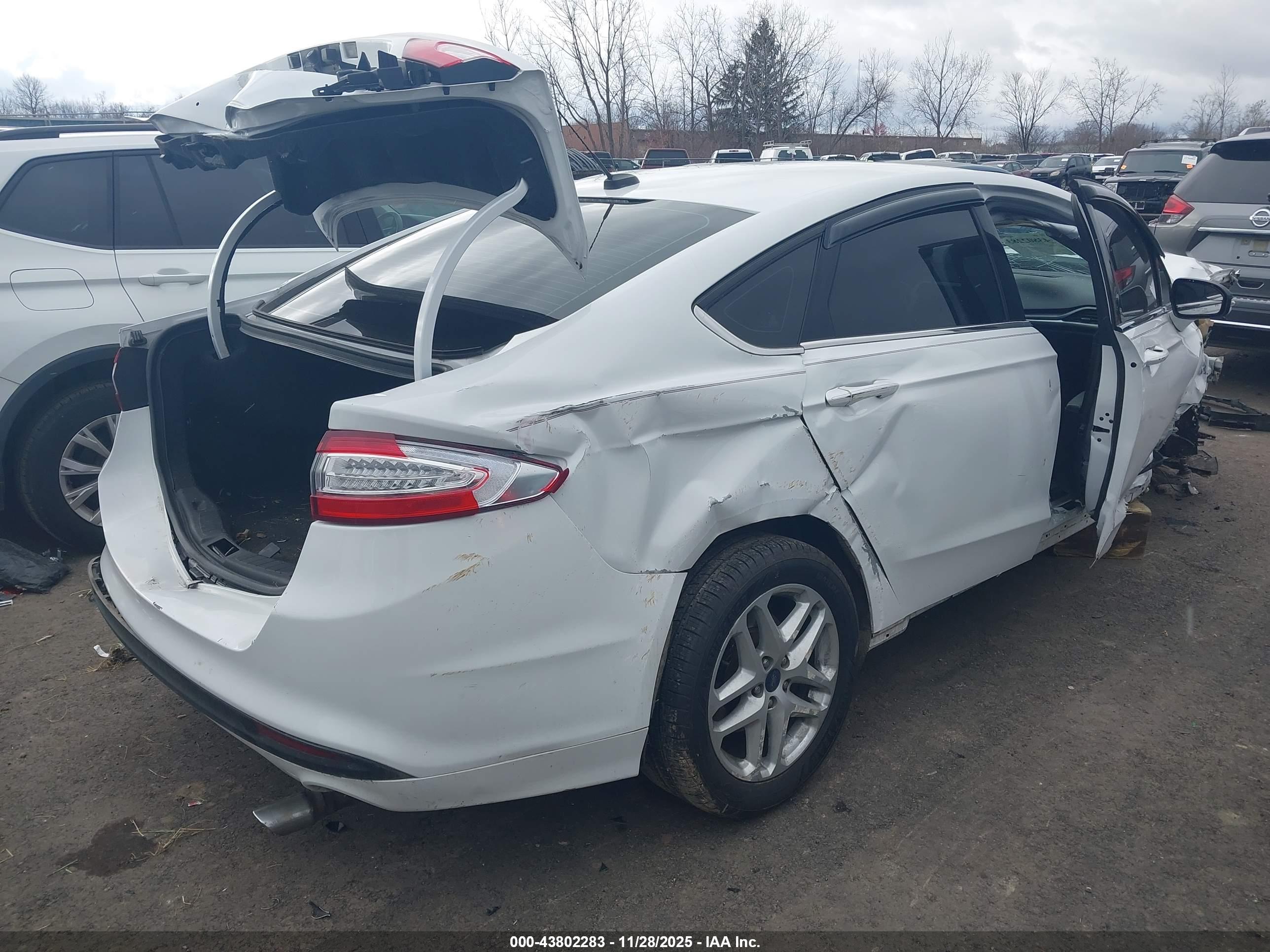 FORD FUSION image 4