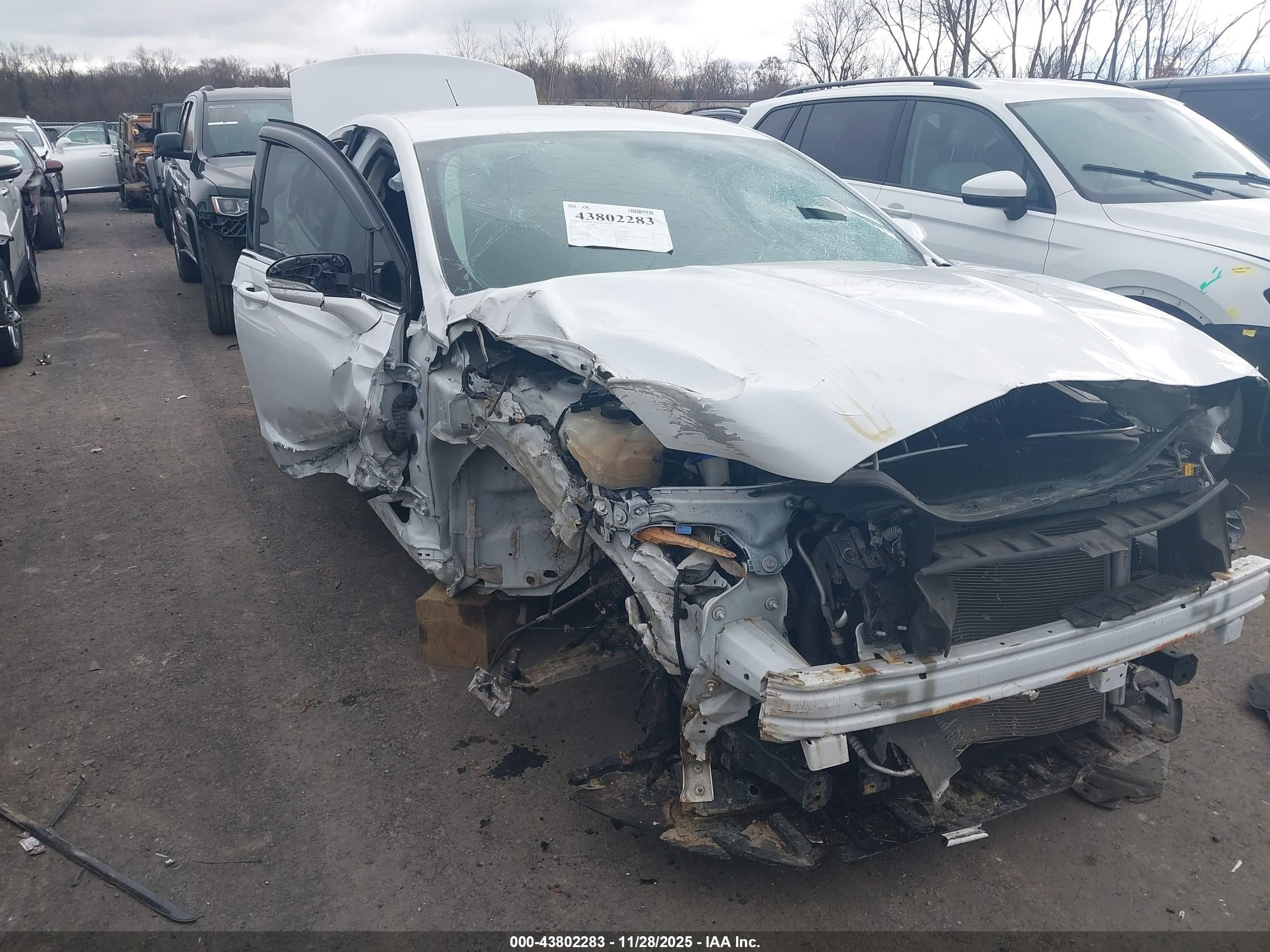 FORD FUSION image 6