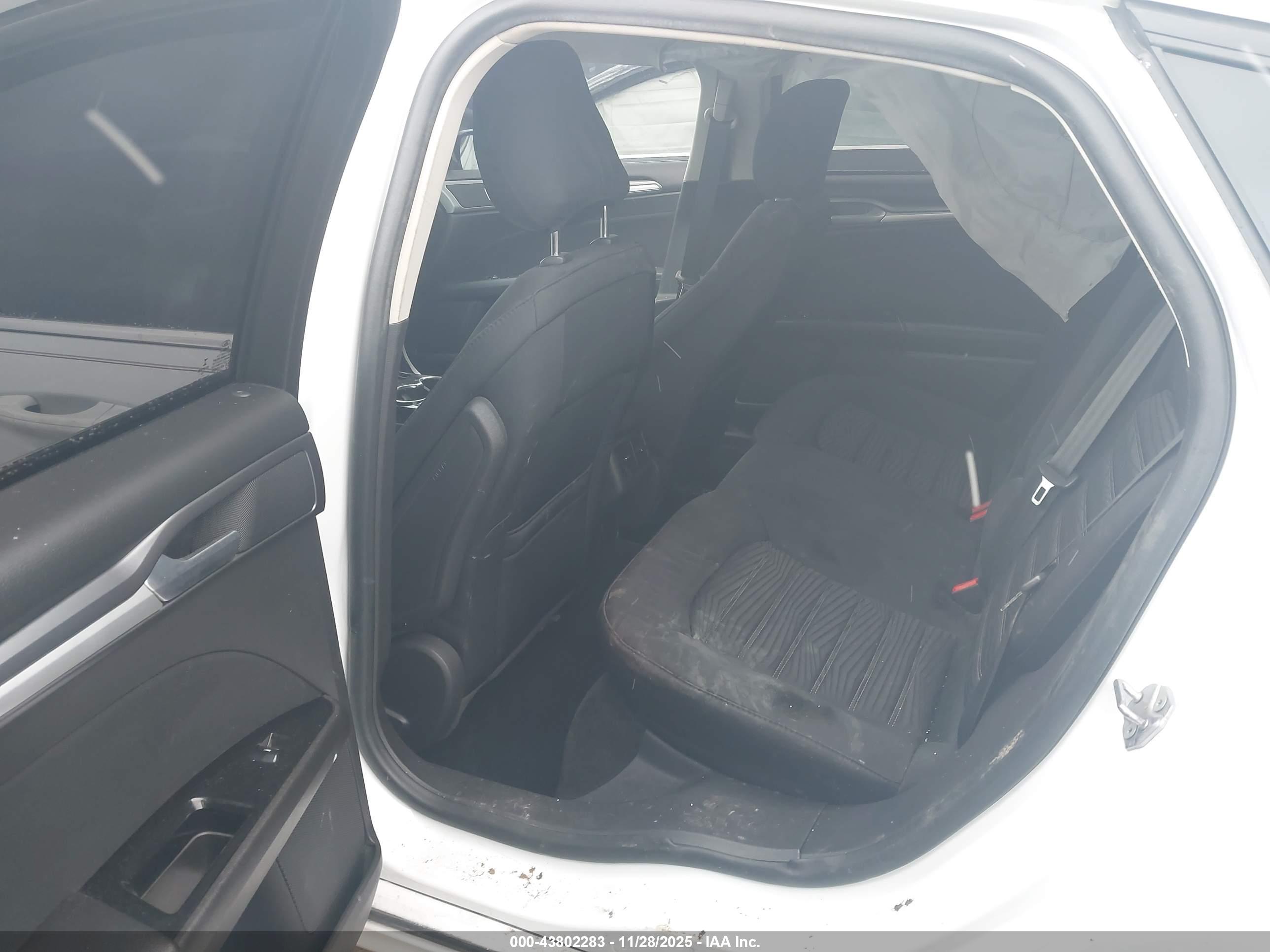 FORD FUSION image 8