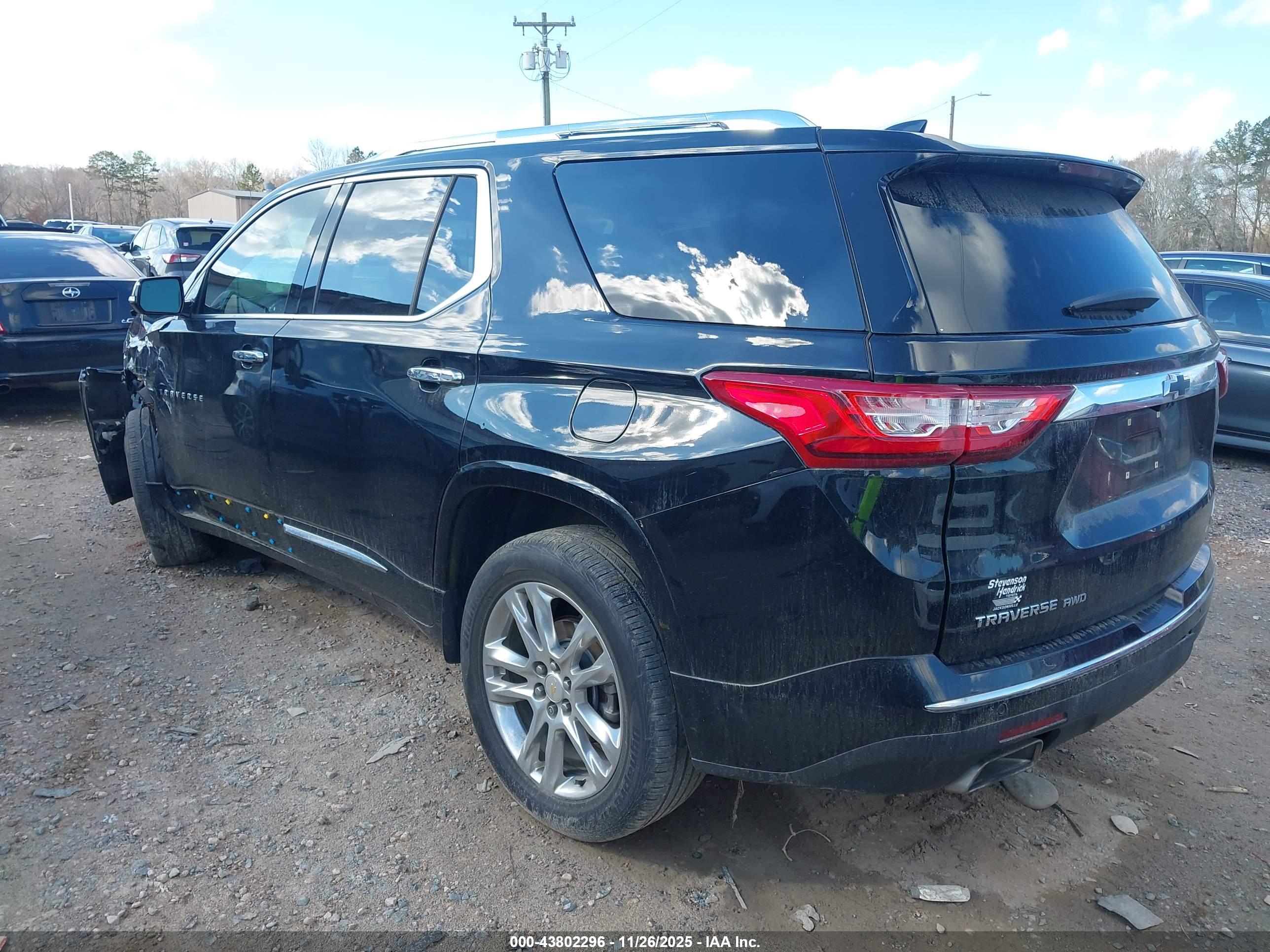 CHEVROLET TRAVERSE image 3