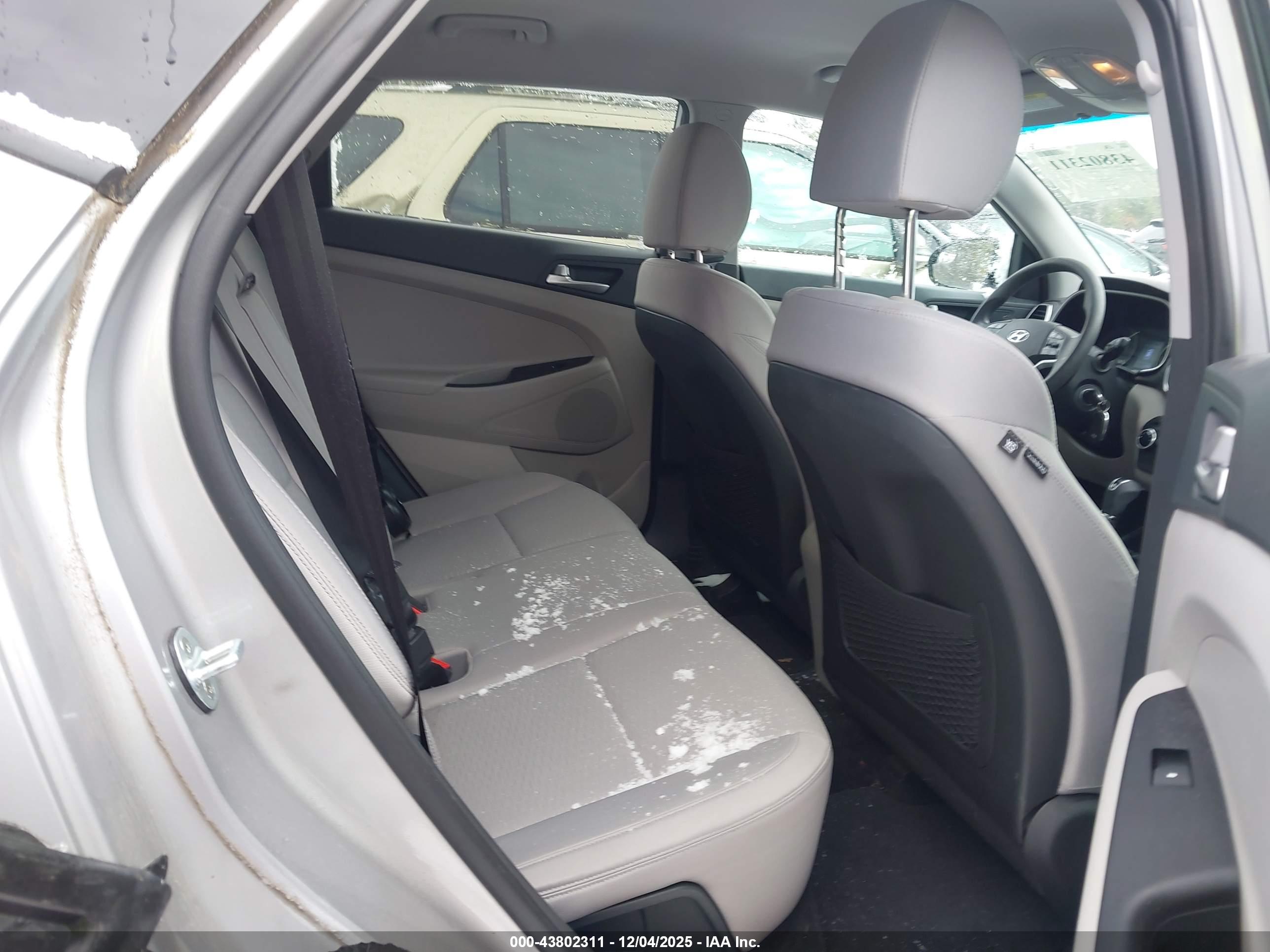 HYUNDAI TUCSON image 8