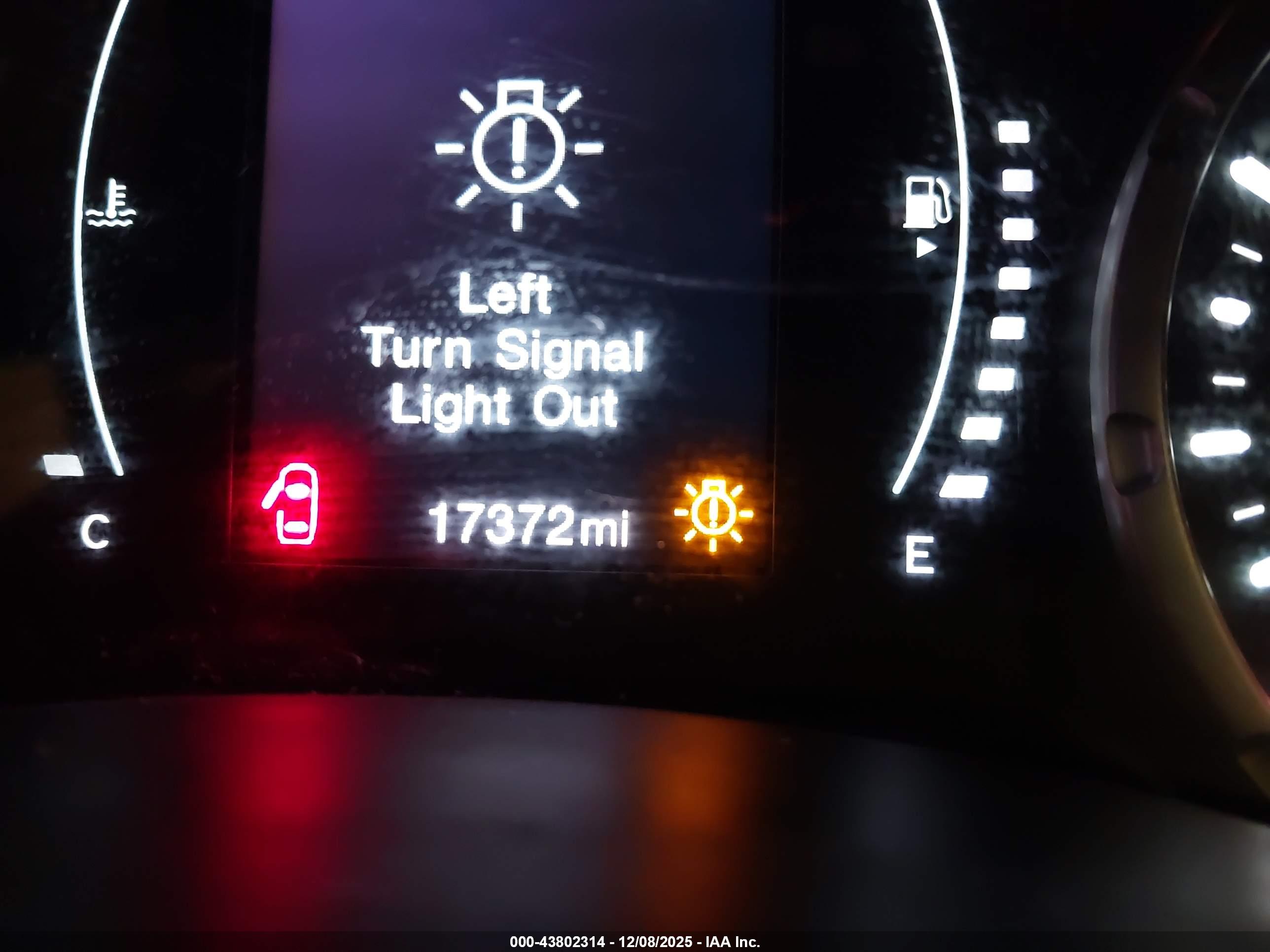JEEP RENEGADE image 7