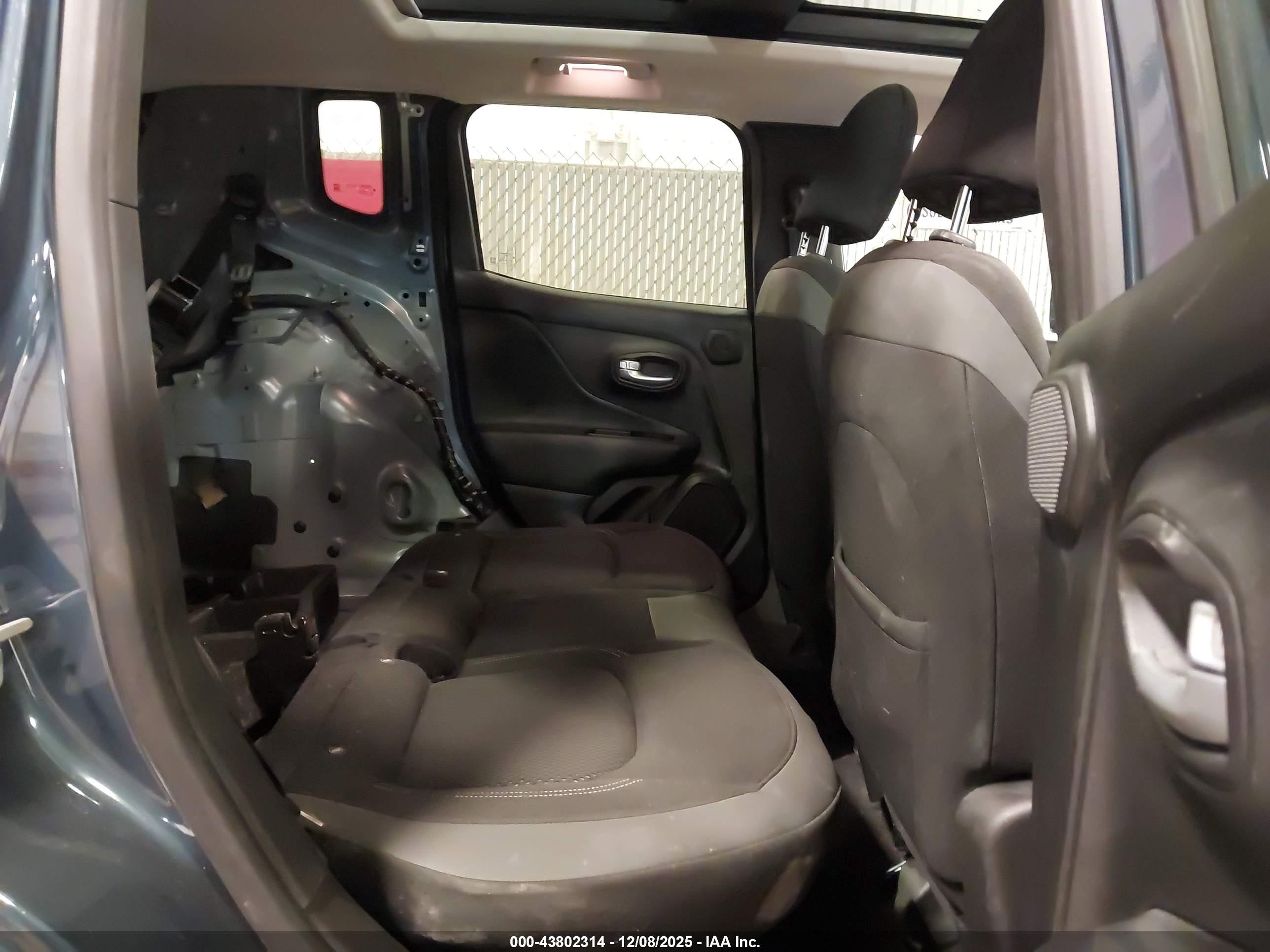 JEEP RENEGADE image 8