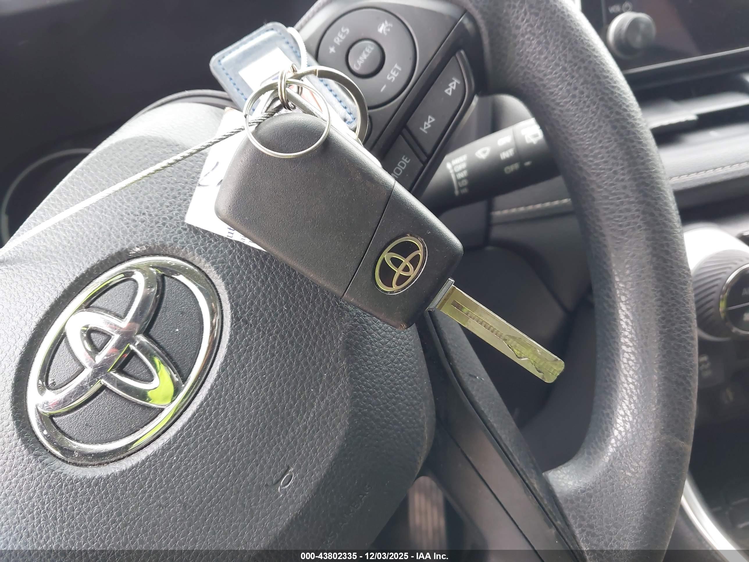 TOYOTA RAV4 image 11