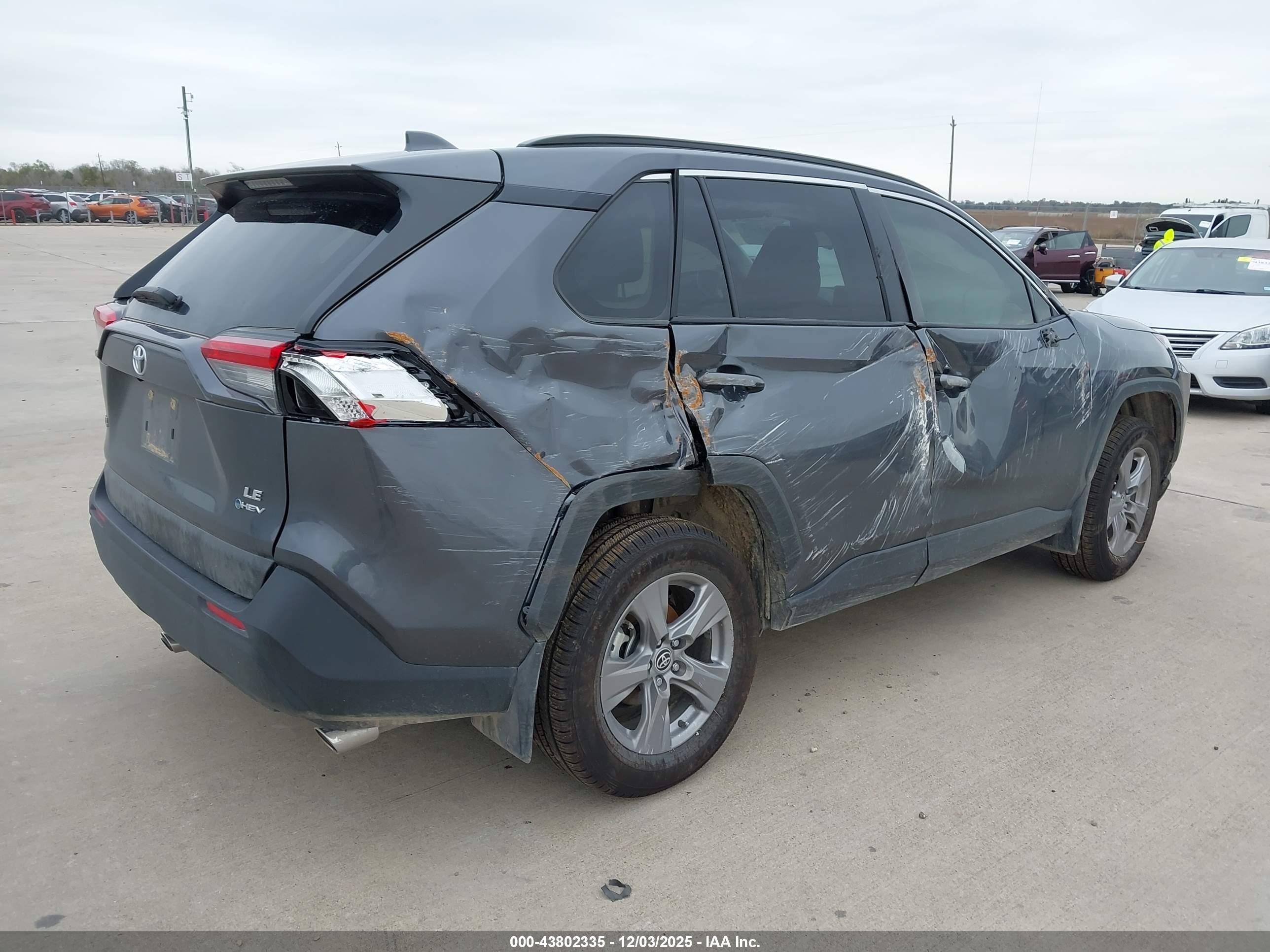 TOYOTA RAV4 image 4