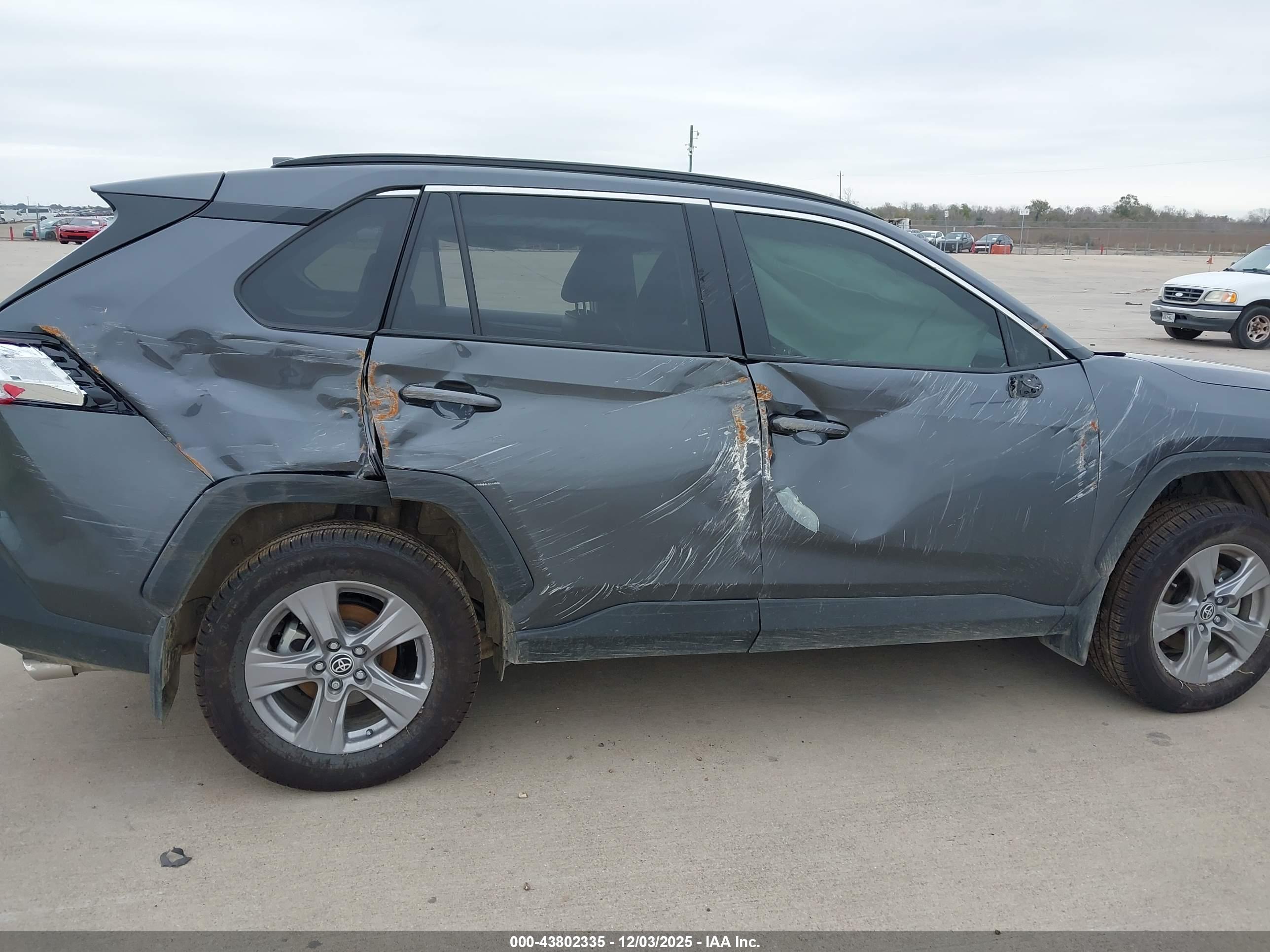 TOYOTA RAV4 image 6