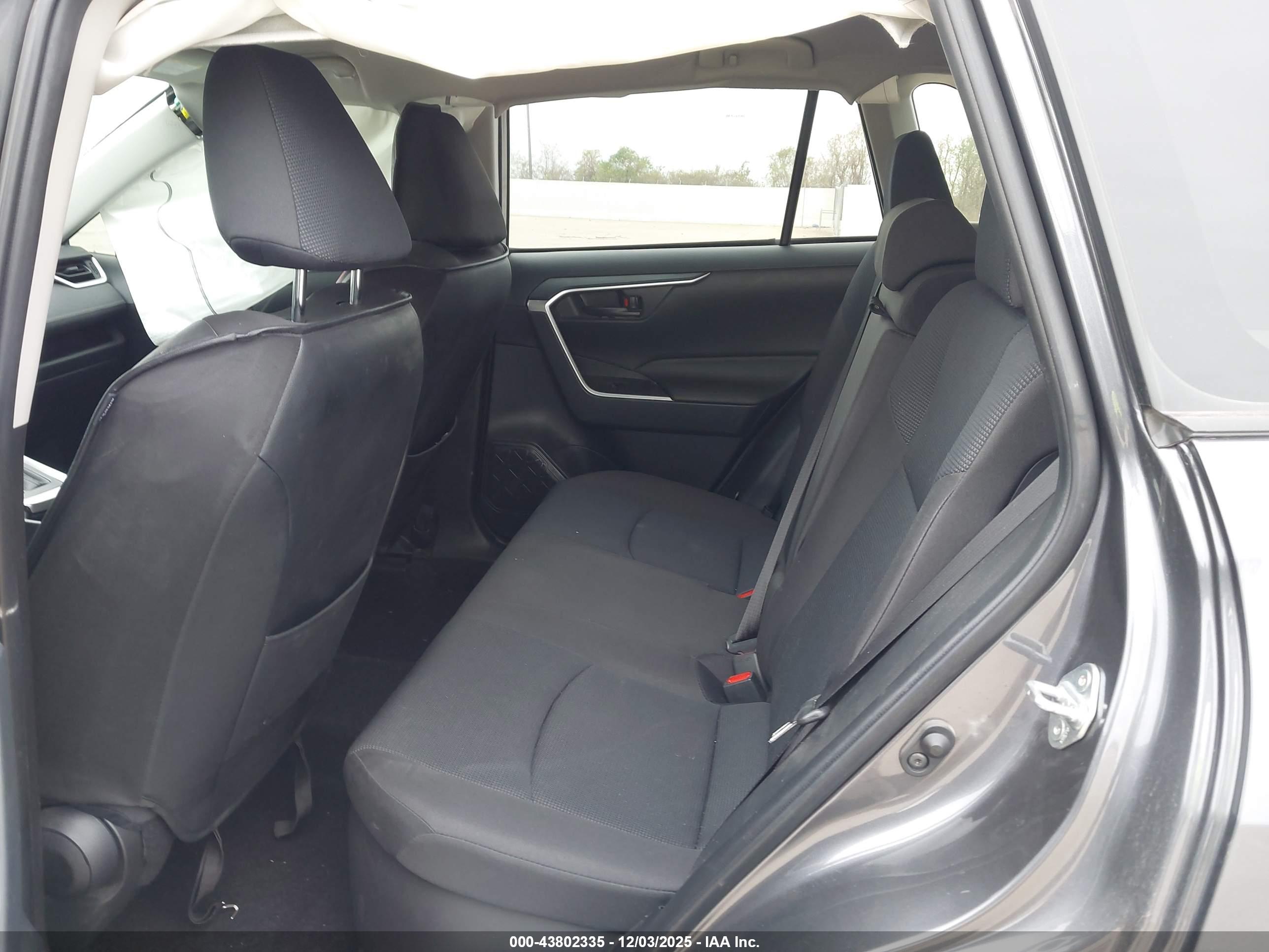 TOYOTA RAV4 image 8