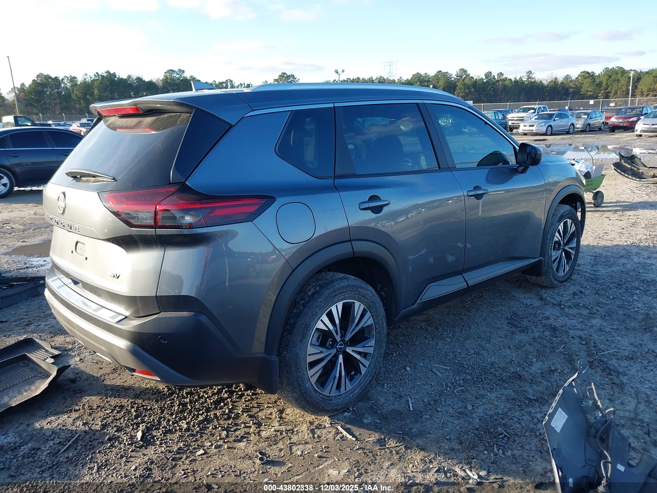 NISSAN ROGUE image 4