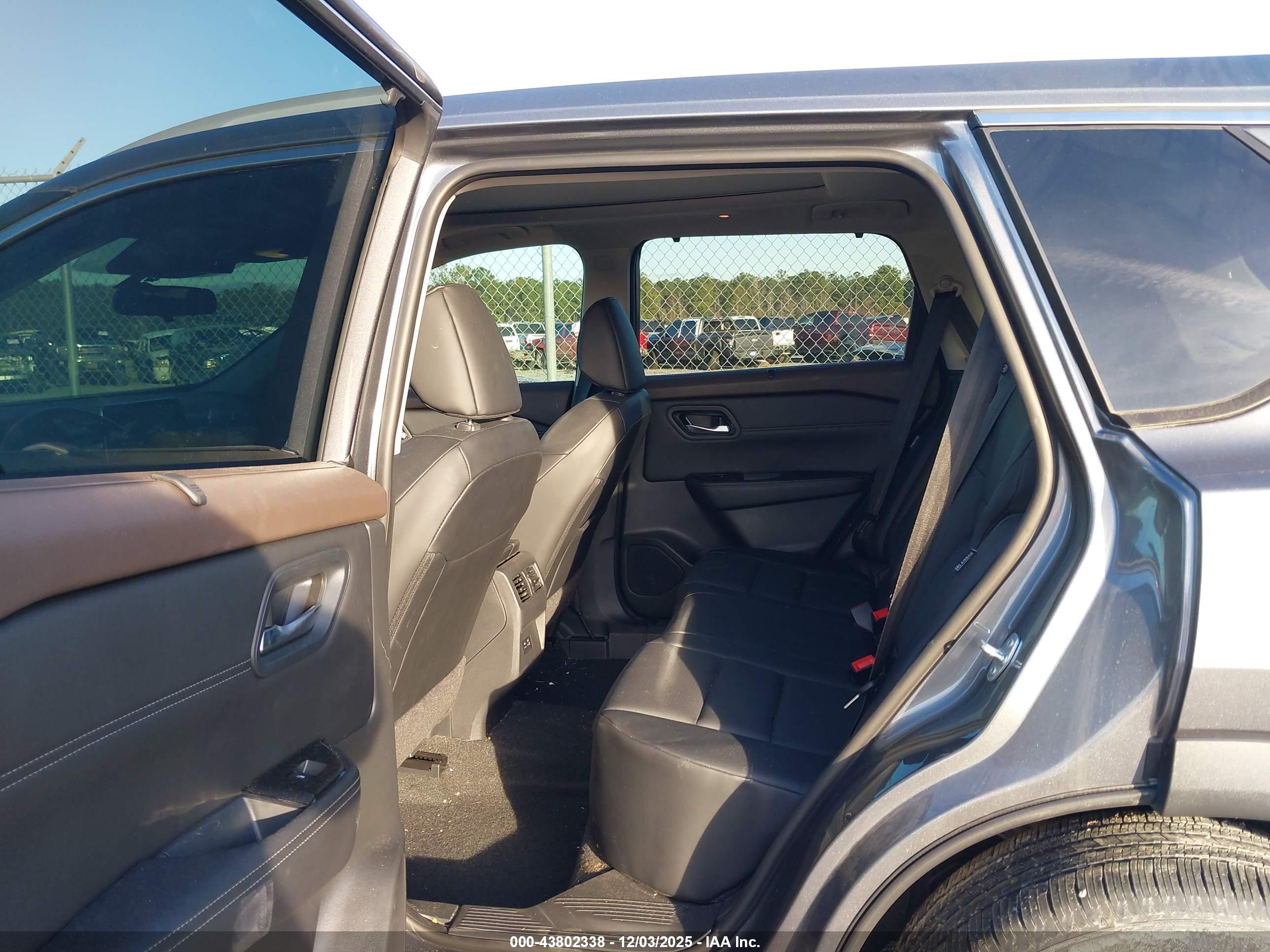 NISSAN ROGUE image 8