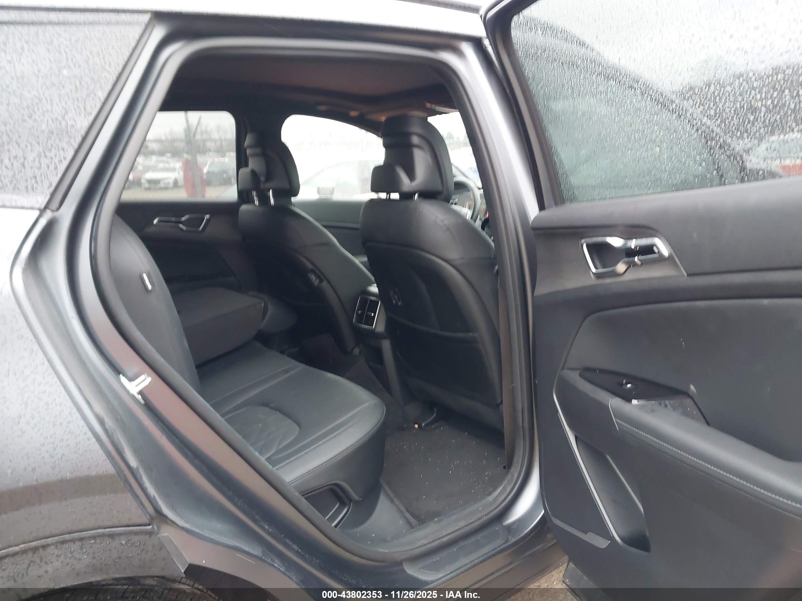 KIA SPORTAGE image 8