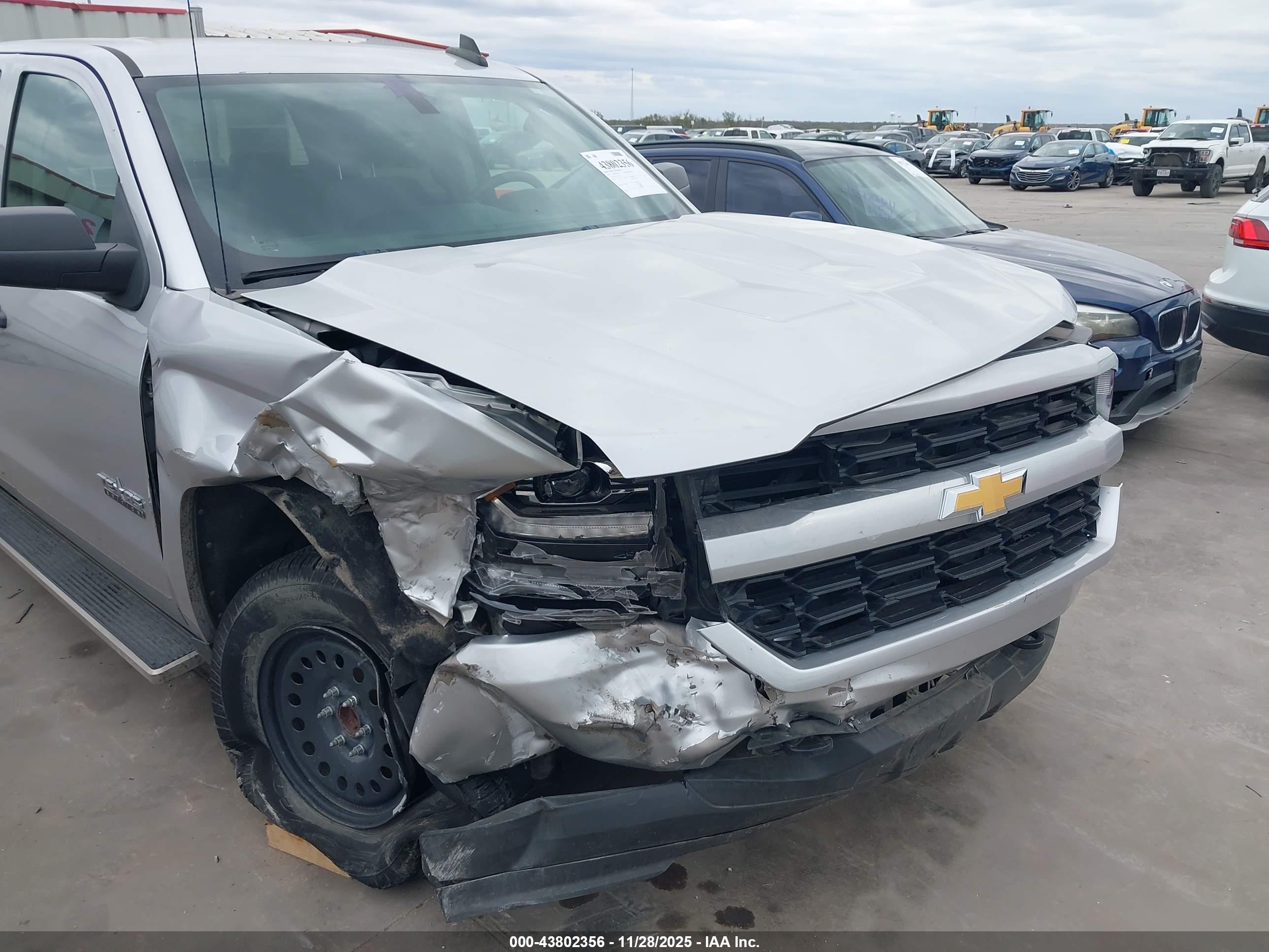 CHEVROLET SILVERADO image 6