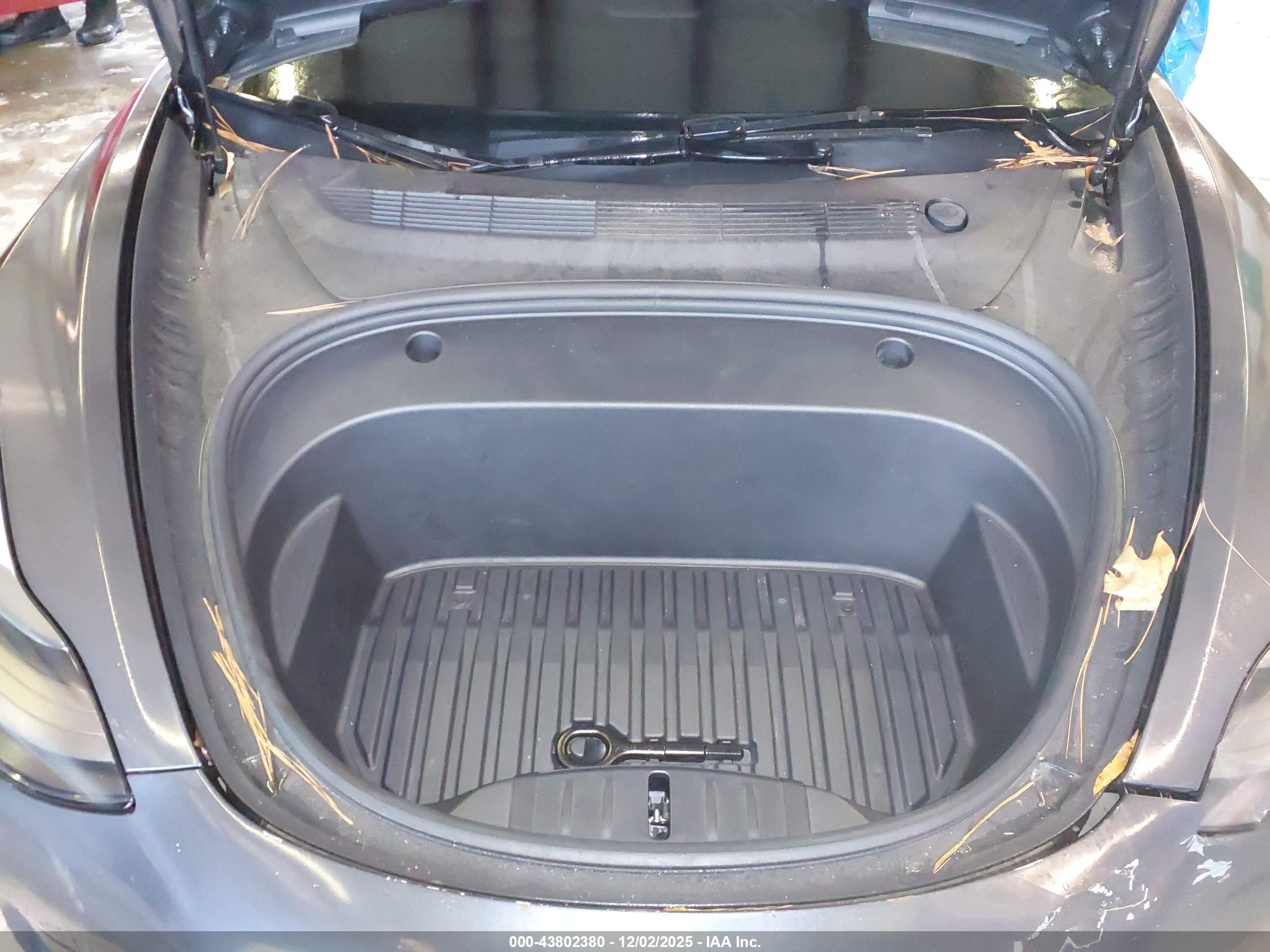 TESLA MODEL image 10