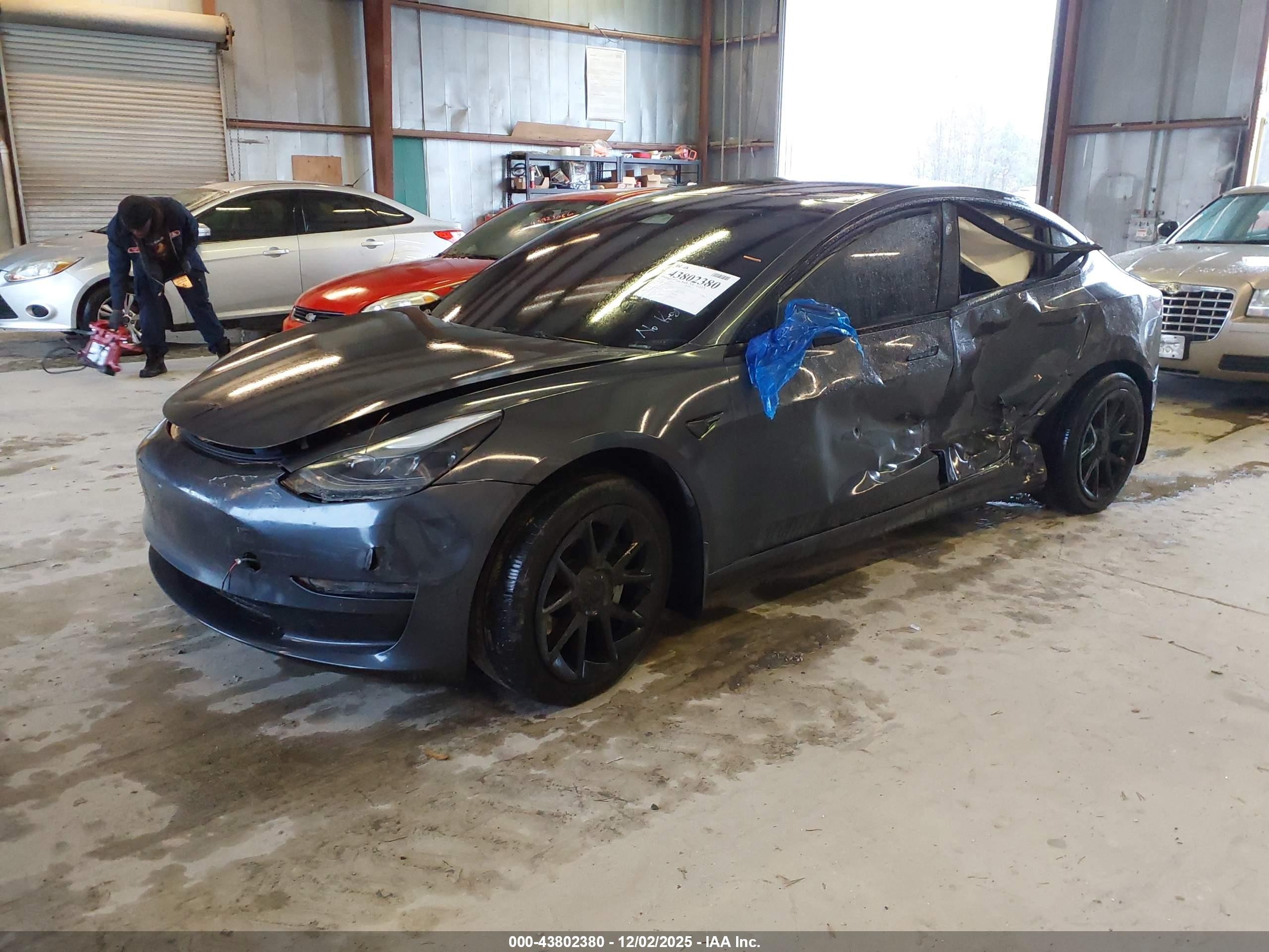 TESLA MODEL image 2