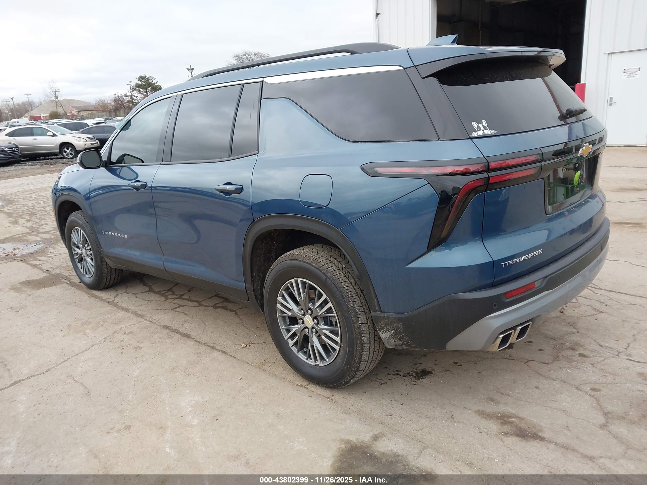 CHEVROLET TRAVERSE image 3