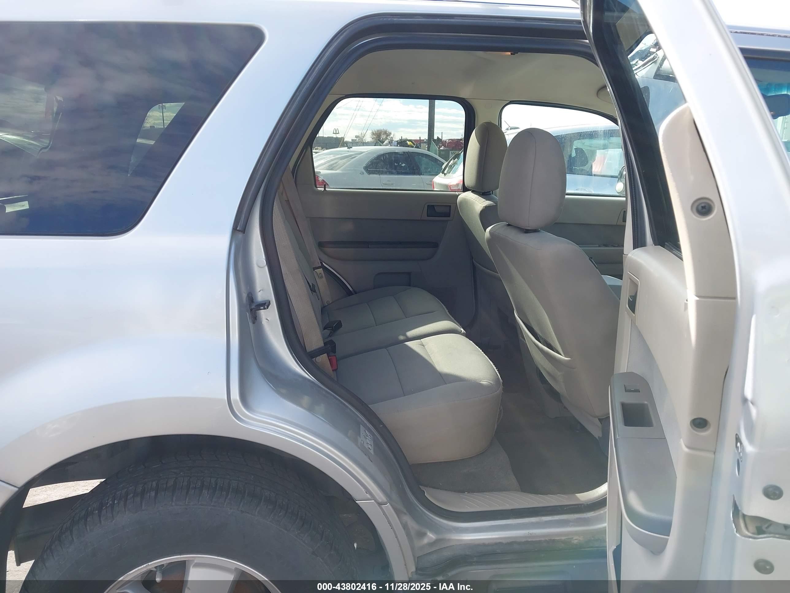 FORD ESCAPE image 8