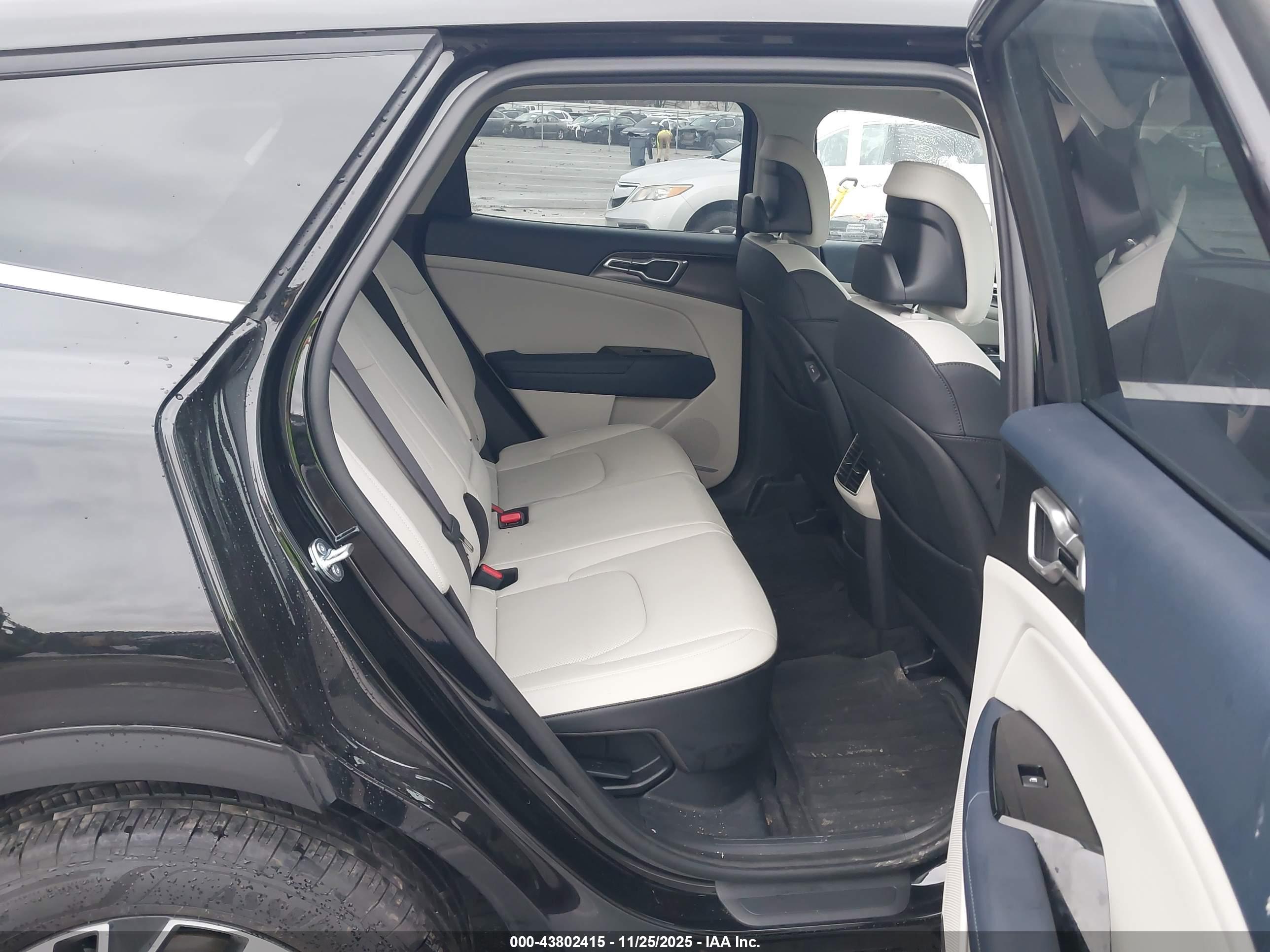 KIA SPORTAGE image 8