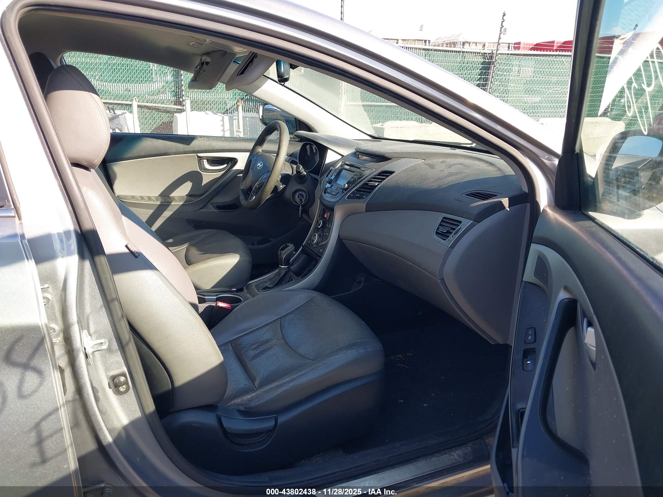 HYUNDAI ELANTRA image 5