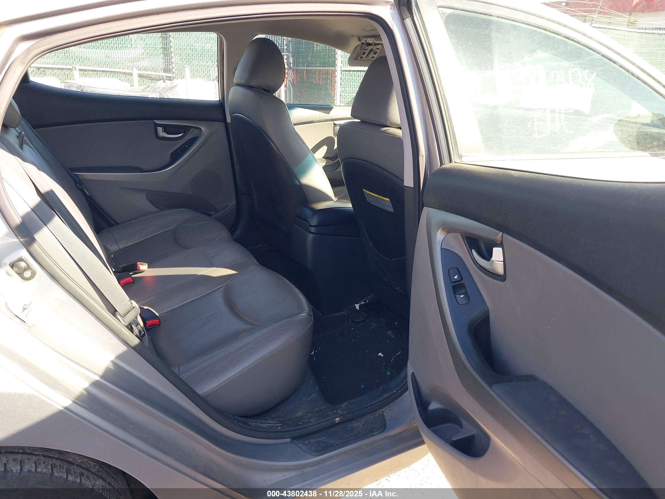 HYUNDAI ELANTRA image 8