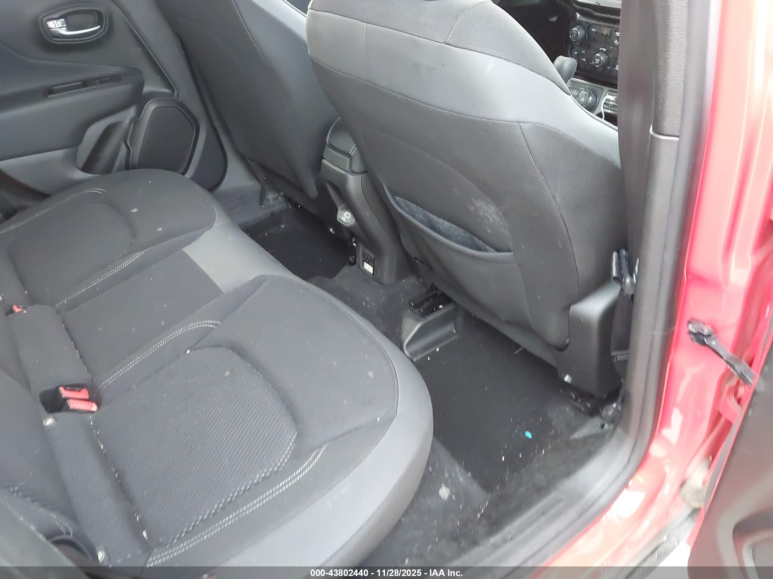 JEEP RENEGADE image 8