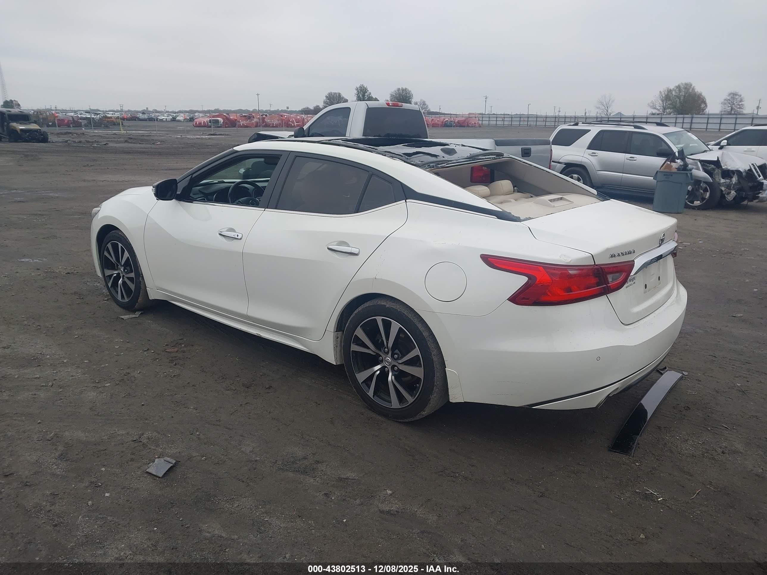NISSAN MAXIMA image 3