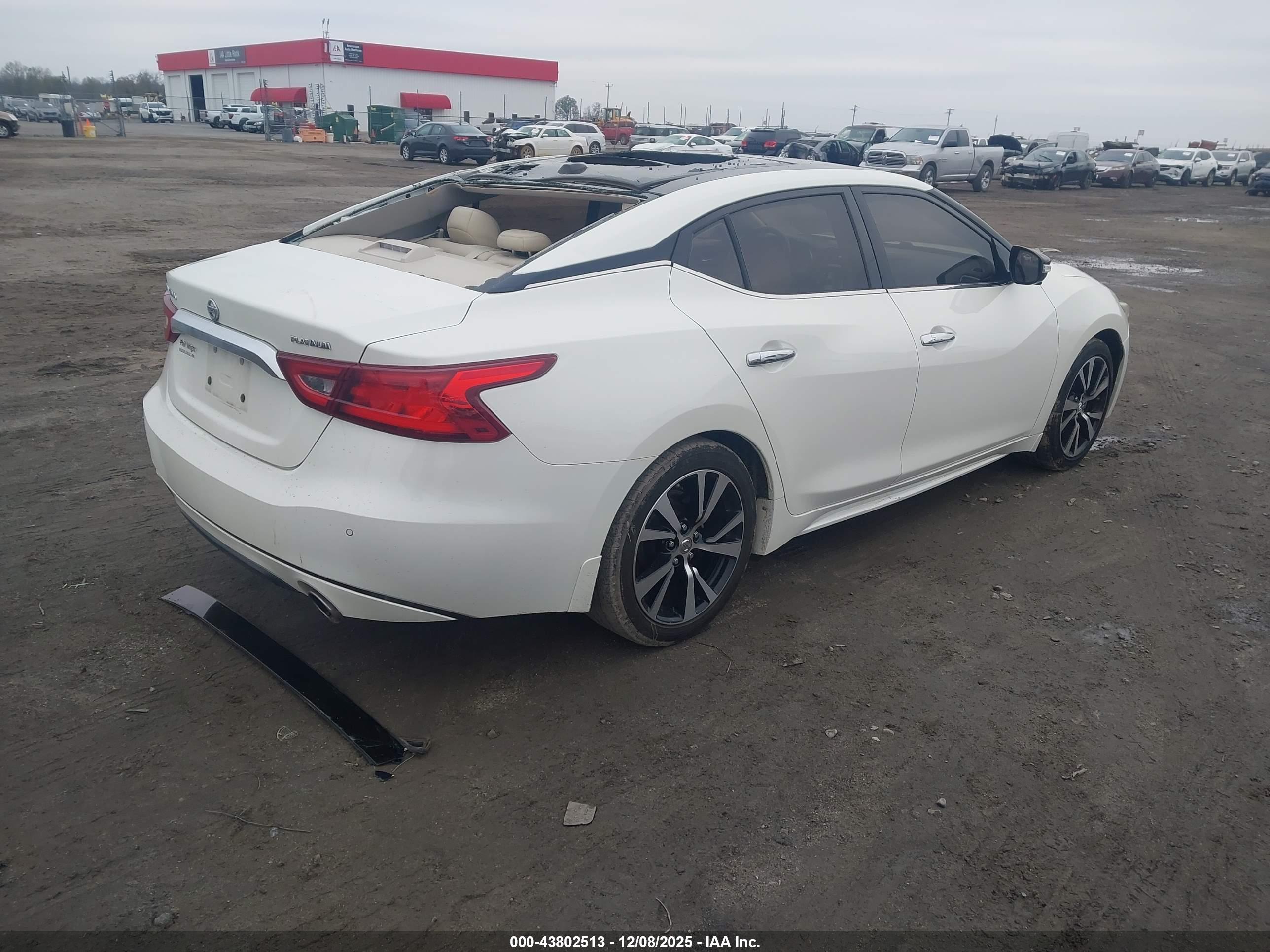 NISSAN MAXIMA image 4