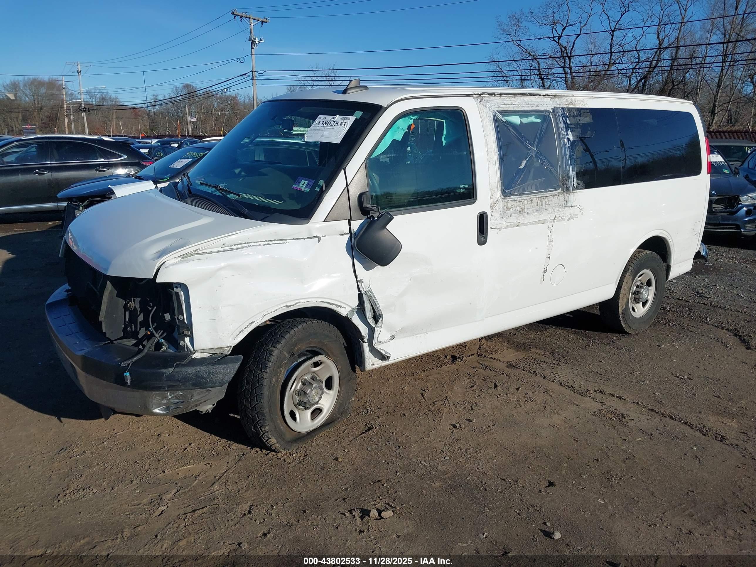 CHEVROLET EXPRESS image 2