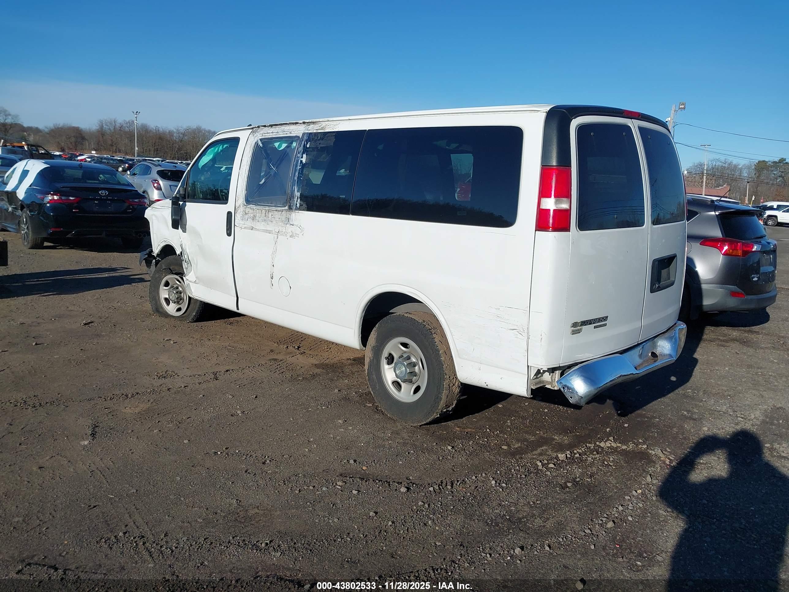 CHEVROLET EXPRESS image 3