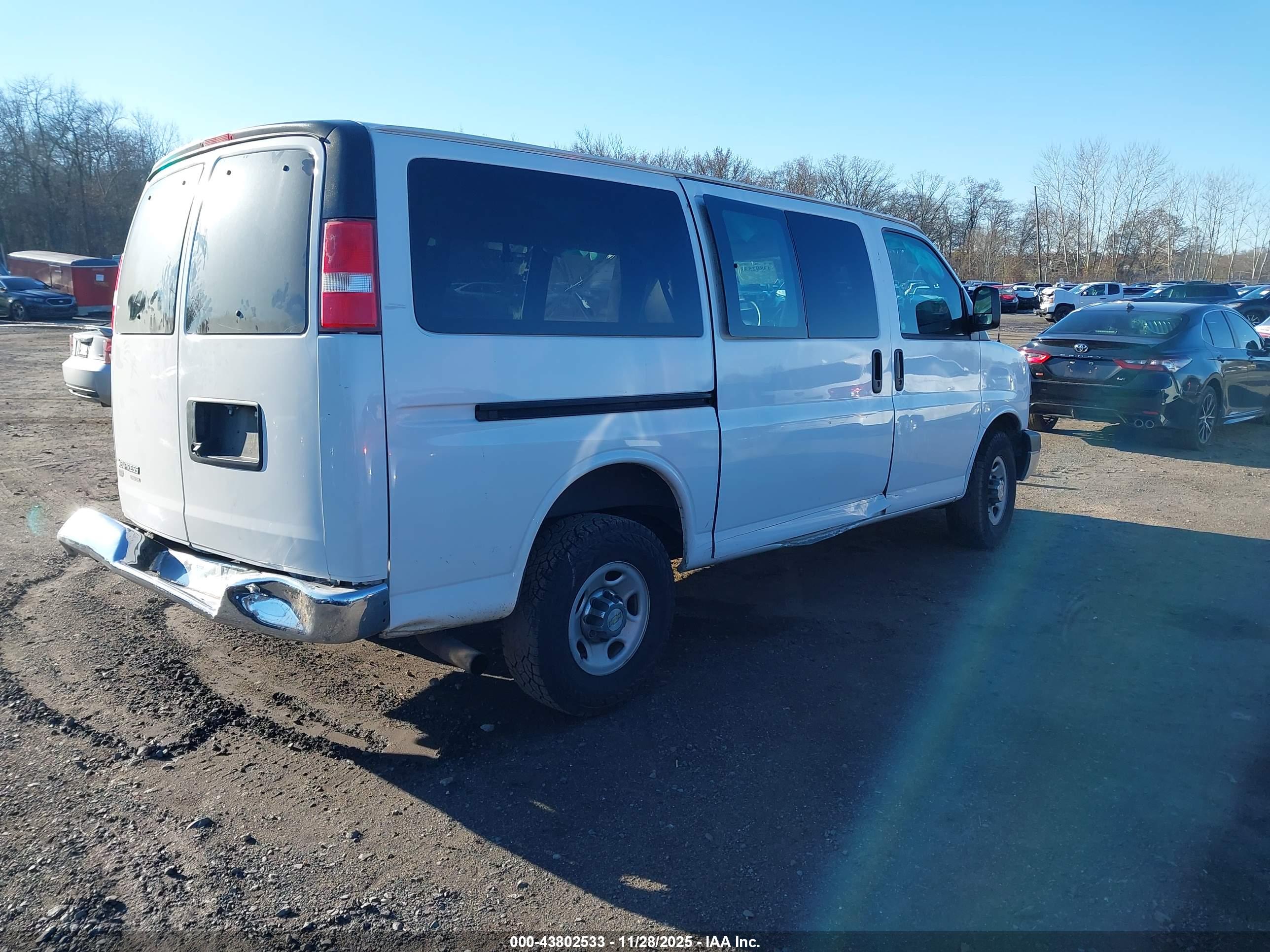 CHEVROLET EXPRESS image 4