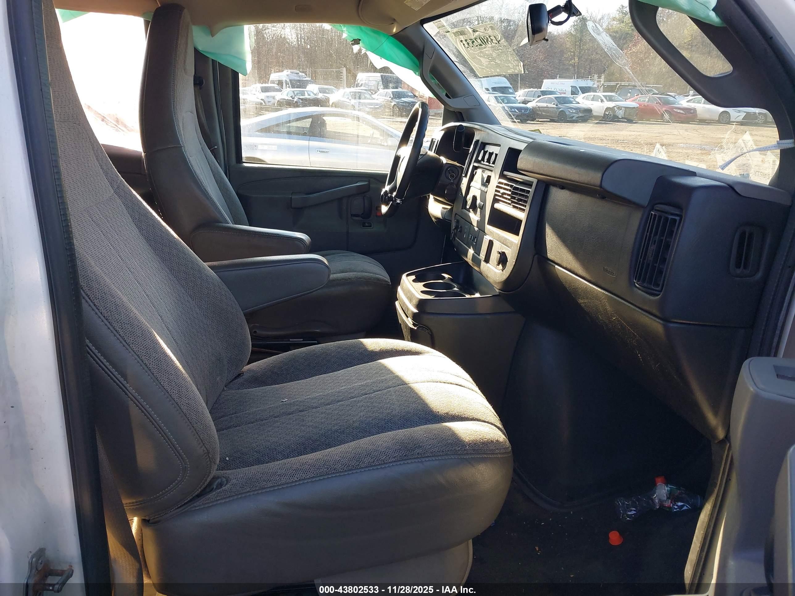 CHEVROLET EXPRESS image 5