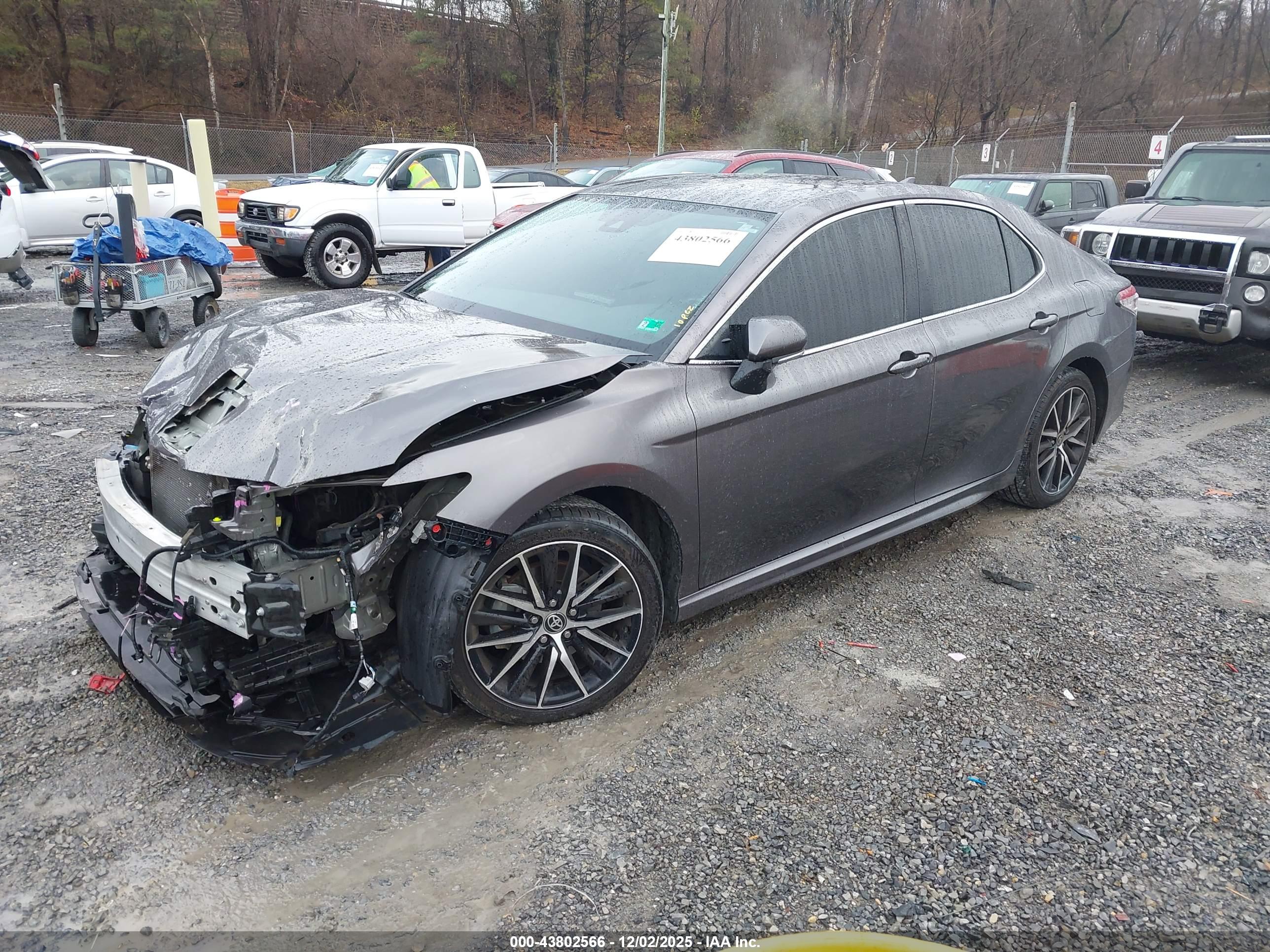 TOYOTA CAMRY image 2