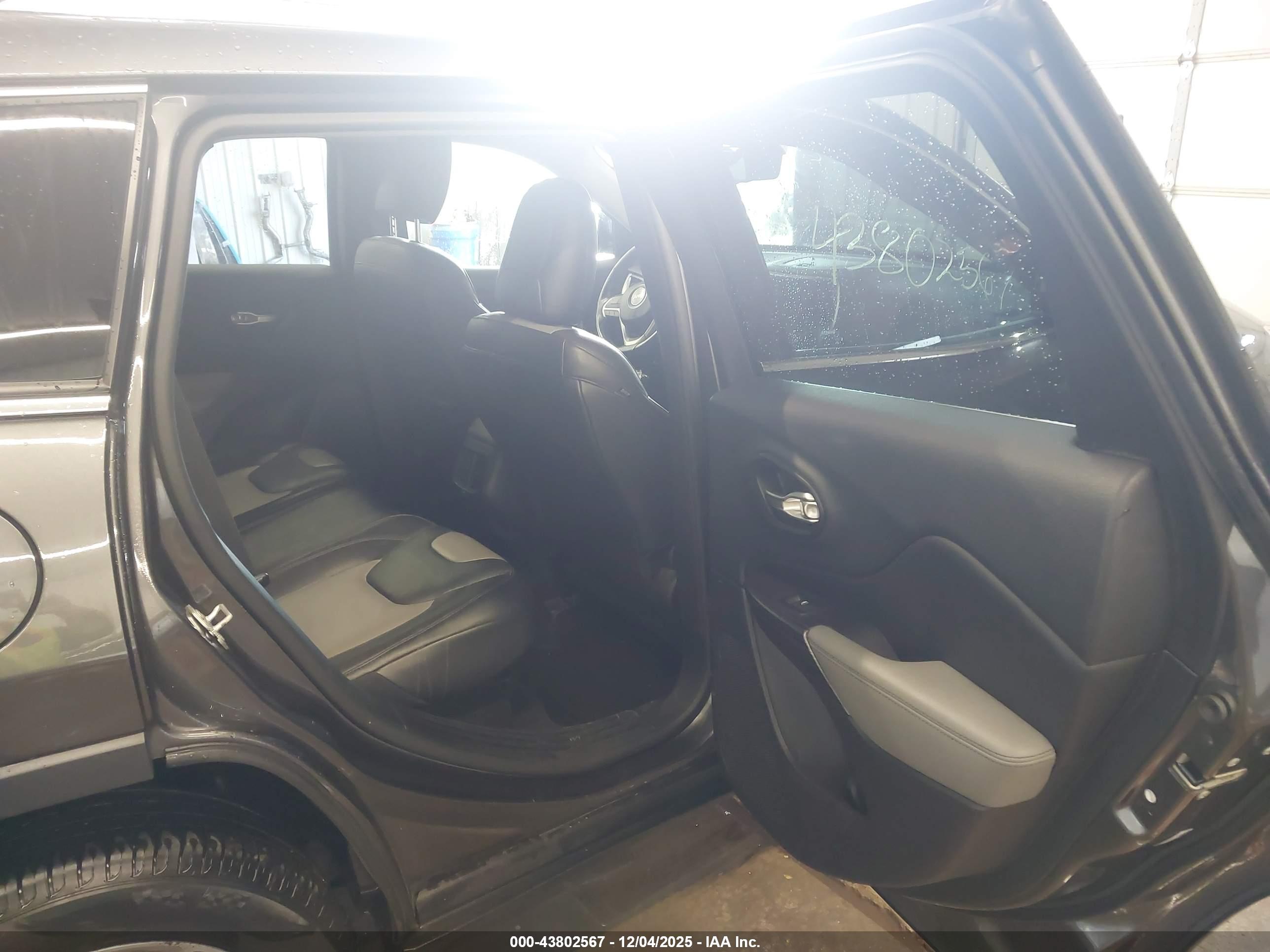 JEEP CHEROKEE image 8