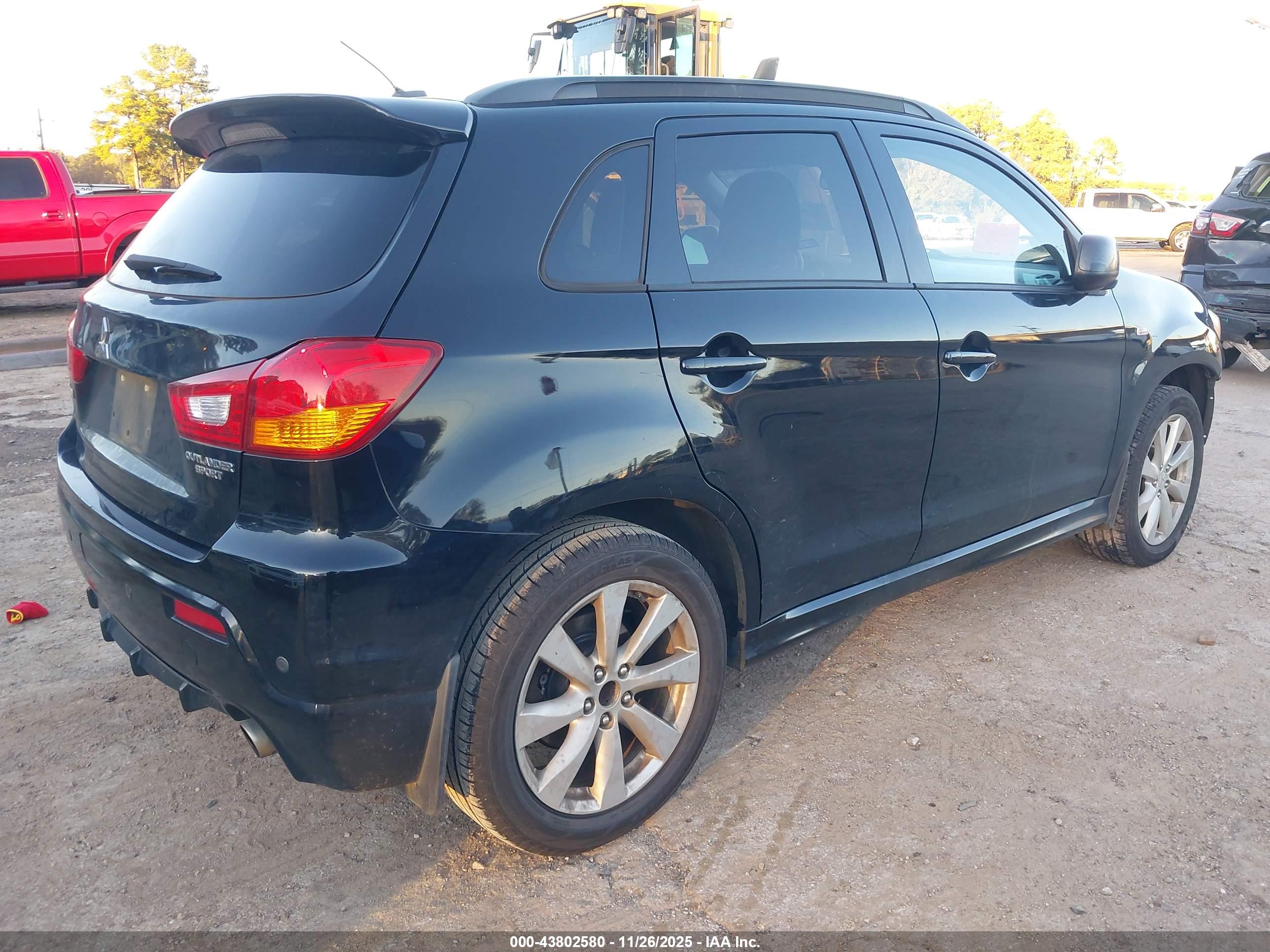 MITSUBISHI OUTLANDER image 4