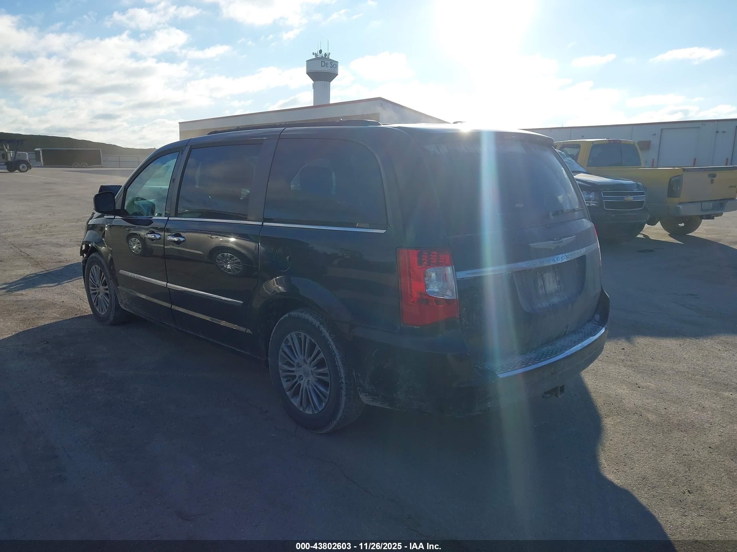 CHRYSLER TOWN image 3