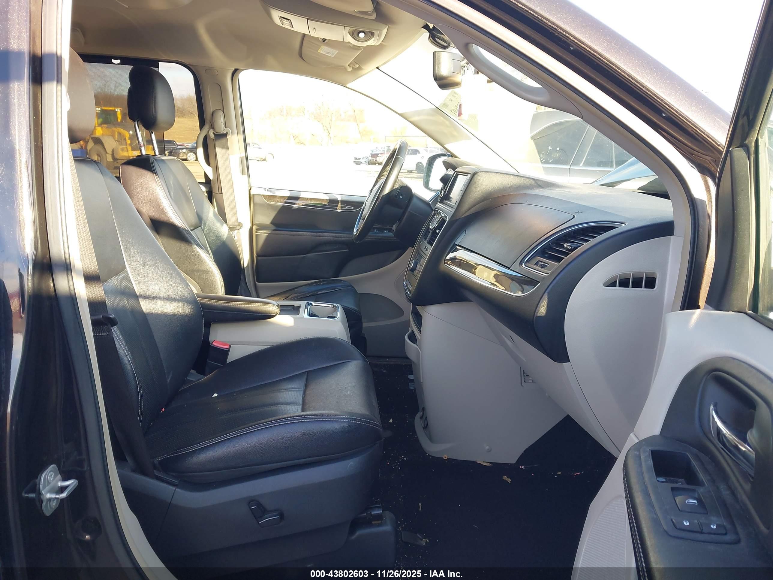 CHRYSLER TOWN image 5