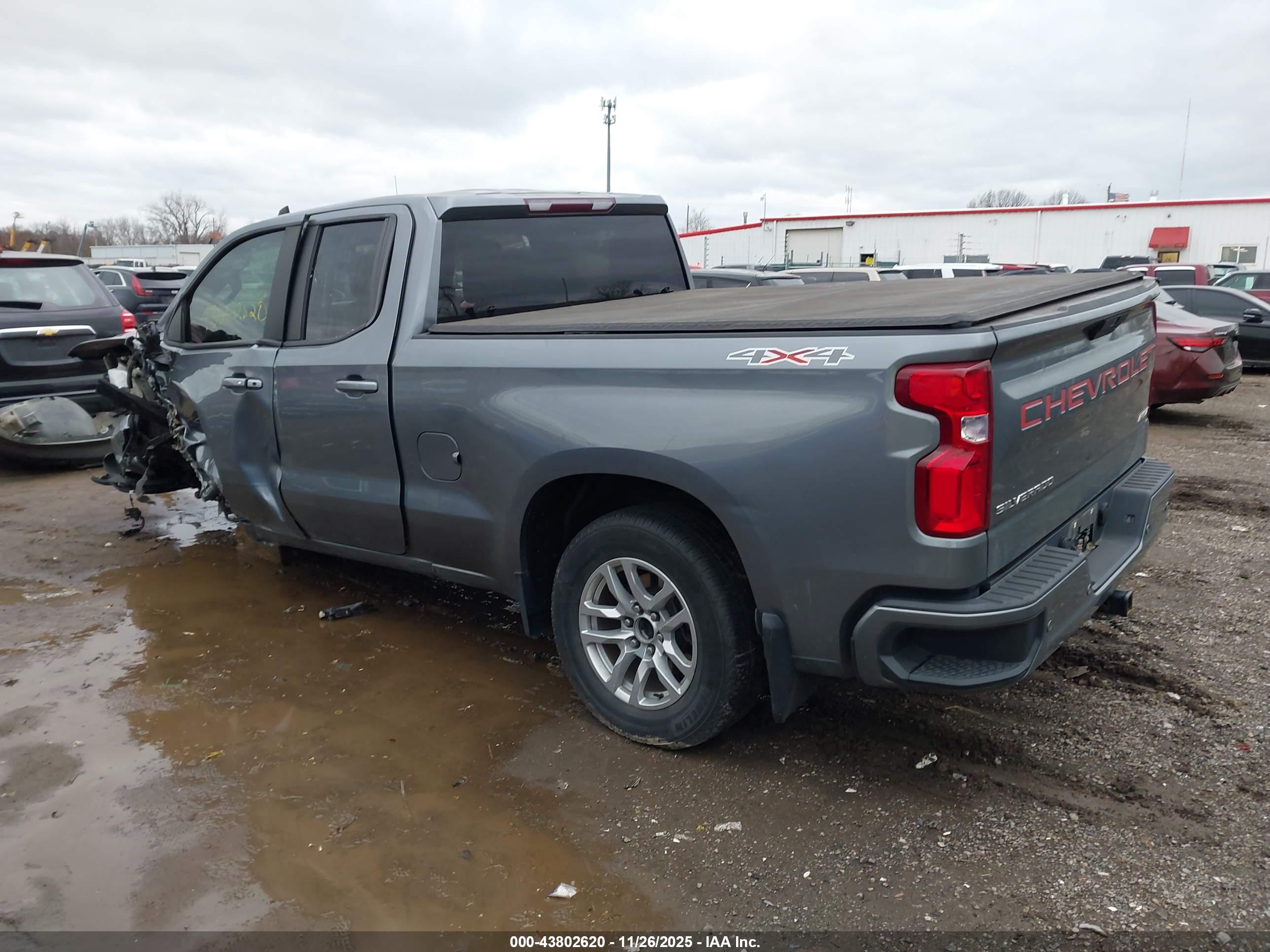 CHEVROLET SILVERADO image 3