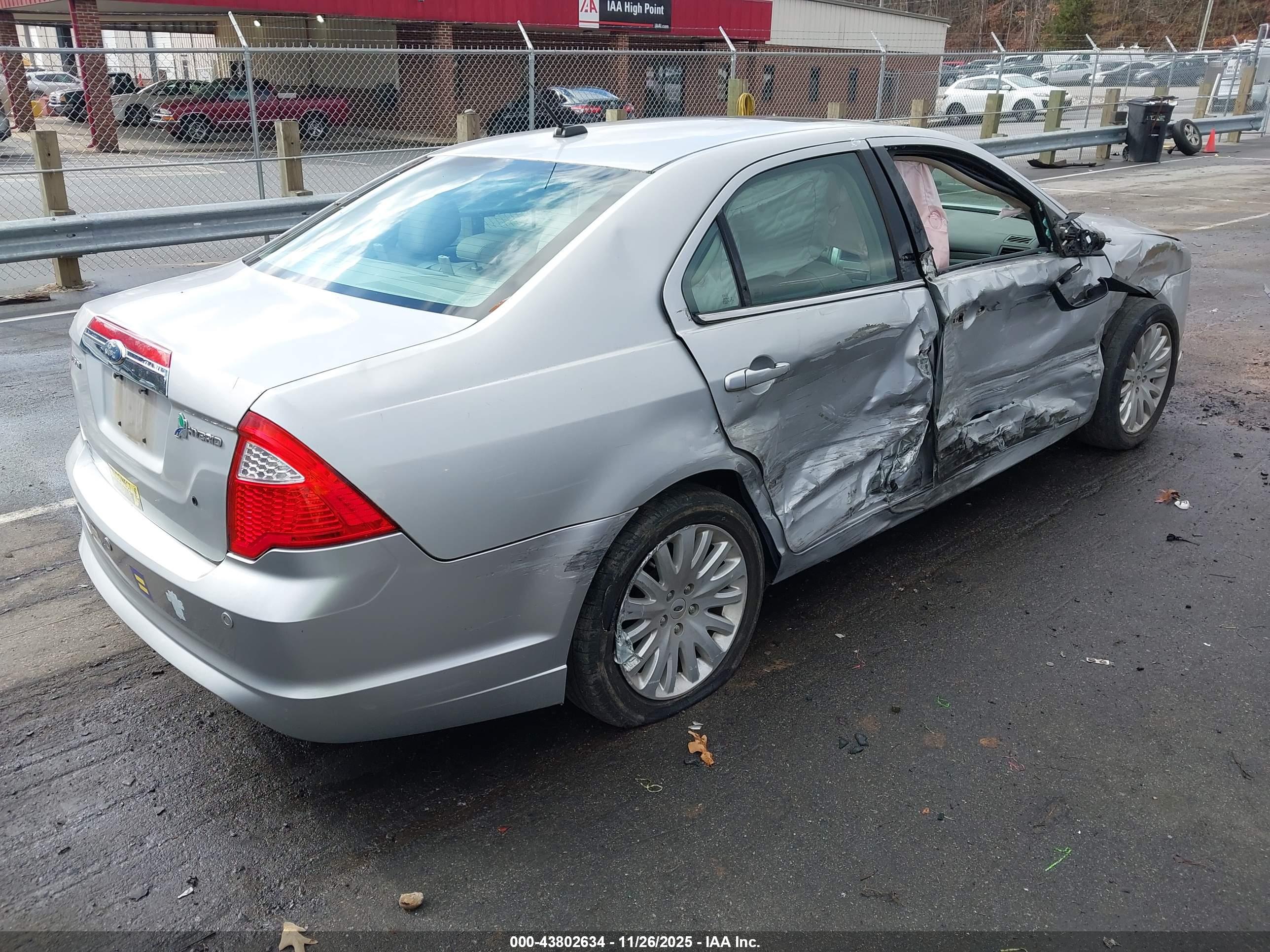 FORD FUSION image 4