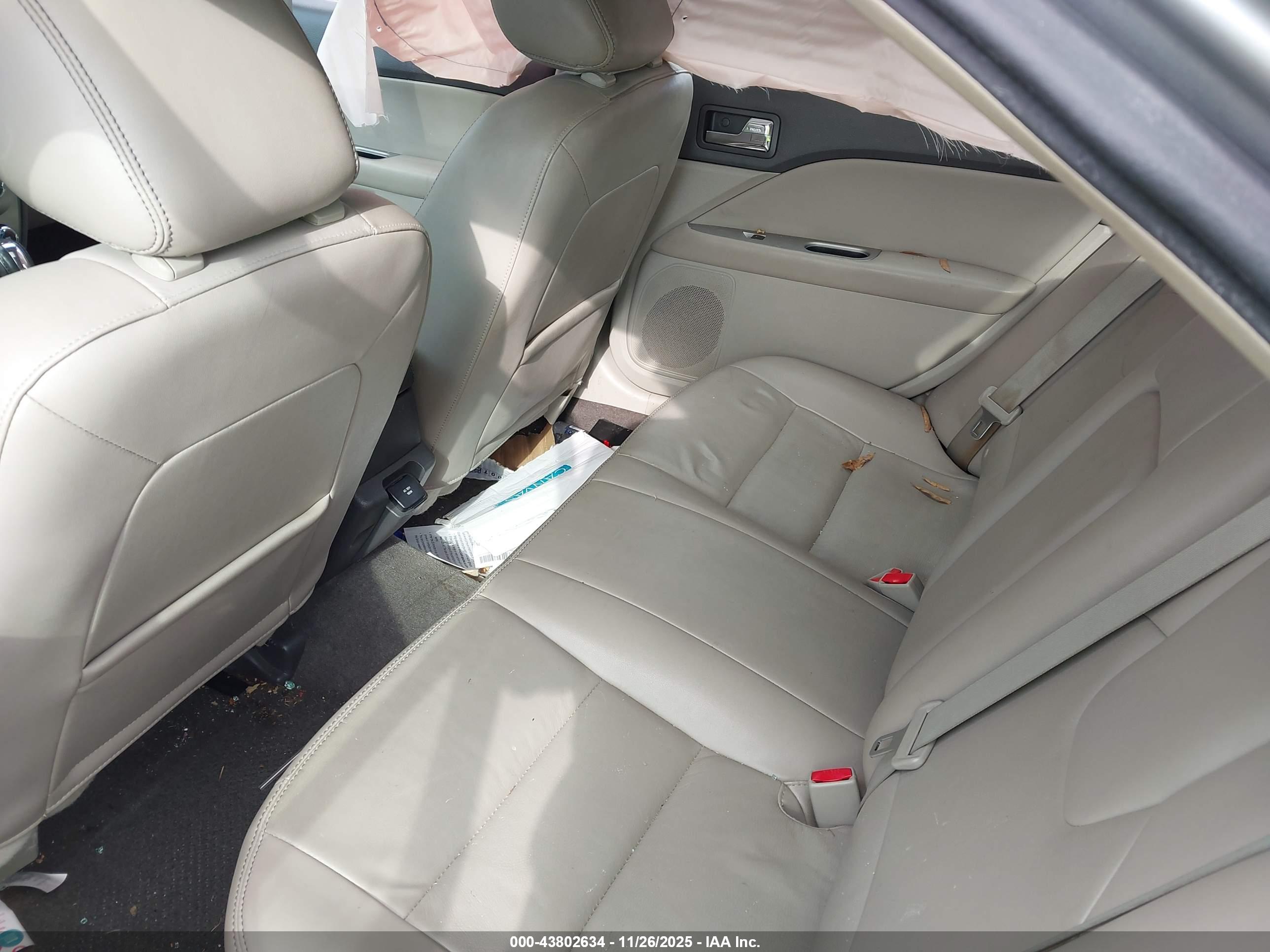 FORD FUSION image 8